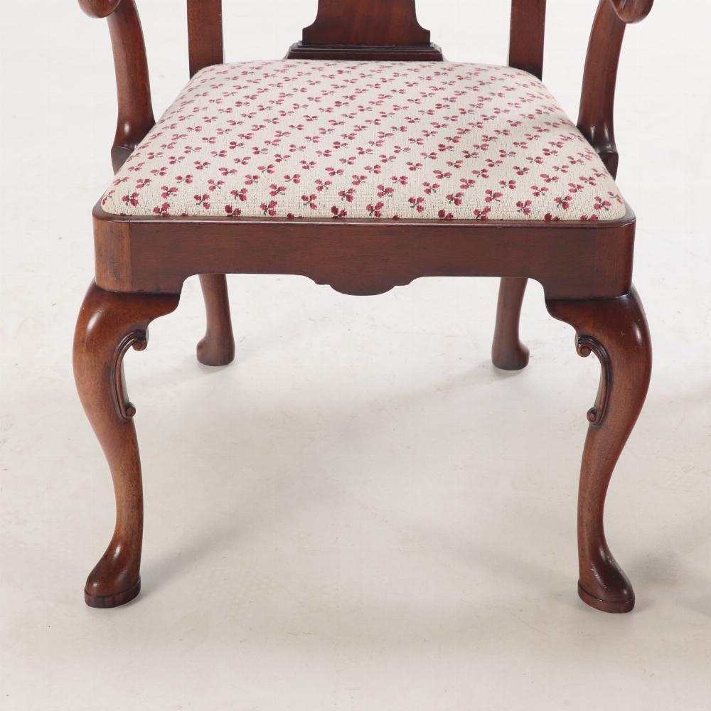 Americano Coppia di sedie con braccioli aperti in mogano in stile Queen Anne, A.I.C. 1960. in vendita