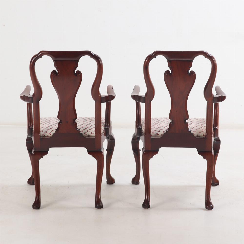 Tappezzeria Coppia di sedie con braccioli aperti in mogano in stile Queen Anne, A.I.C. 1960. in vendita