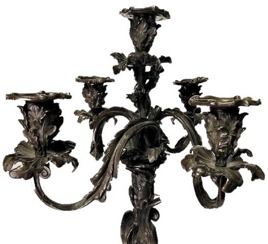 Pair of American Rococo Revival Patinated Bronze Candelabras, Ca. 1825 In Good Condition For Sale In New York, NY
