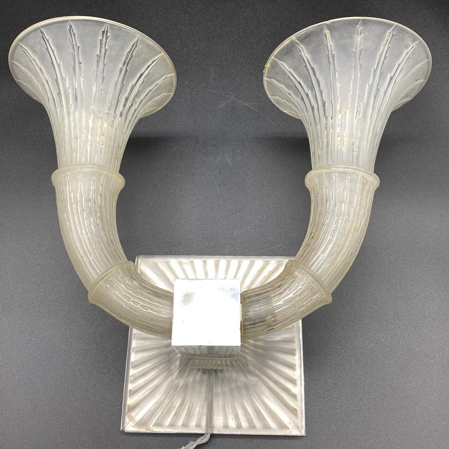 The Amsterdam sconces are designed and made by R.lalique in 1932 in white glass only.

They are made in white frosted and polished glass.

The signature is in sand blasted block letters.

Although this model is strongly designed in the Art