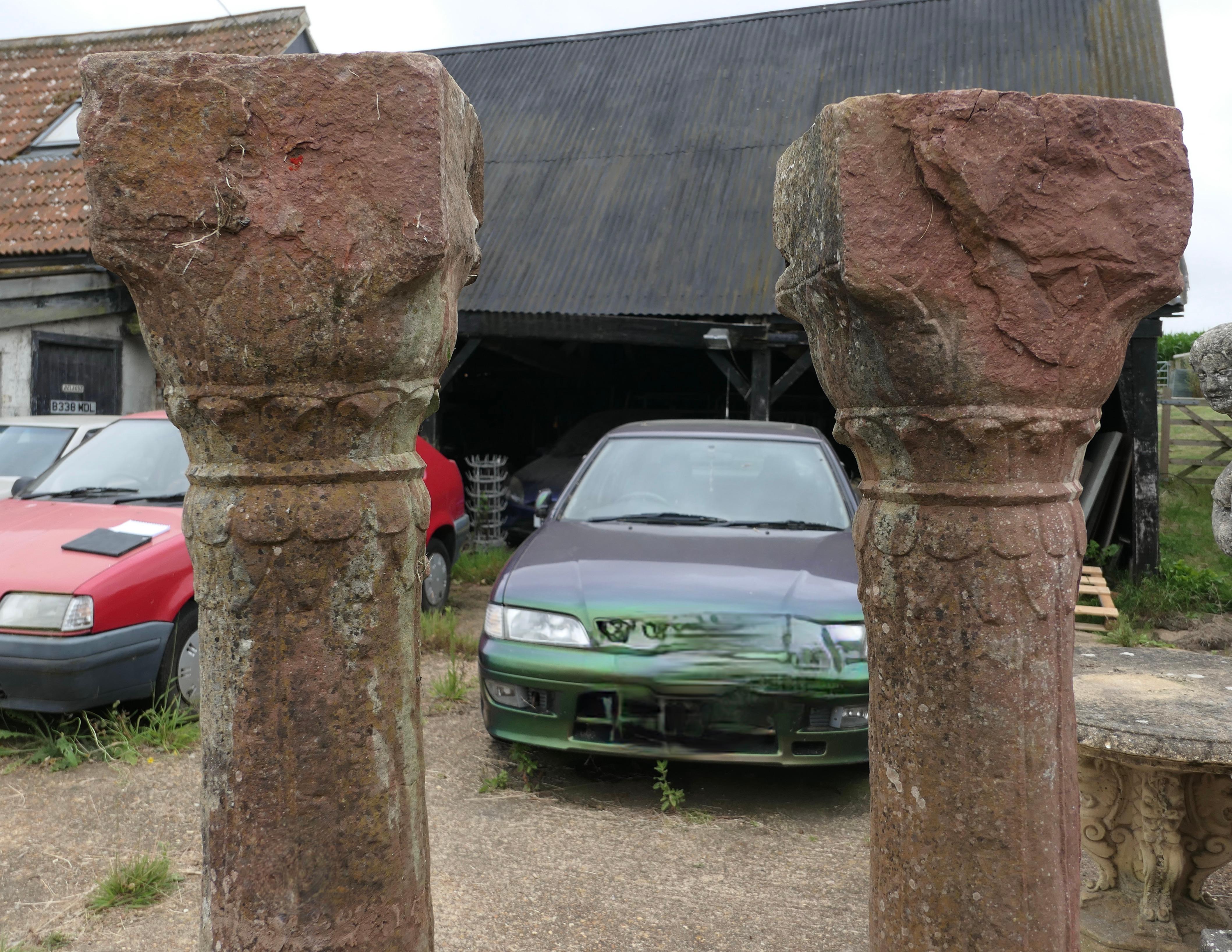 Paire d'anciennes colonnes de pierre de type corinthien en vente 5