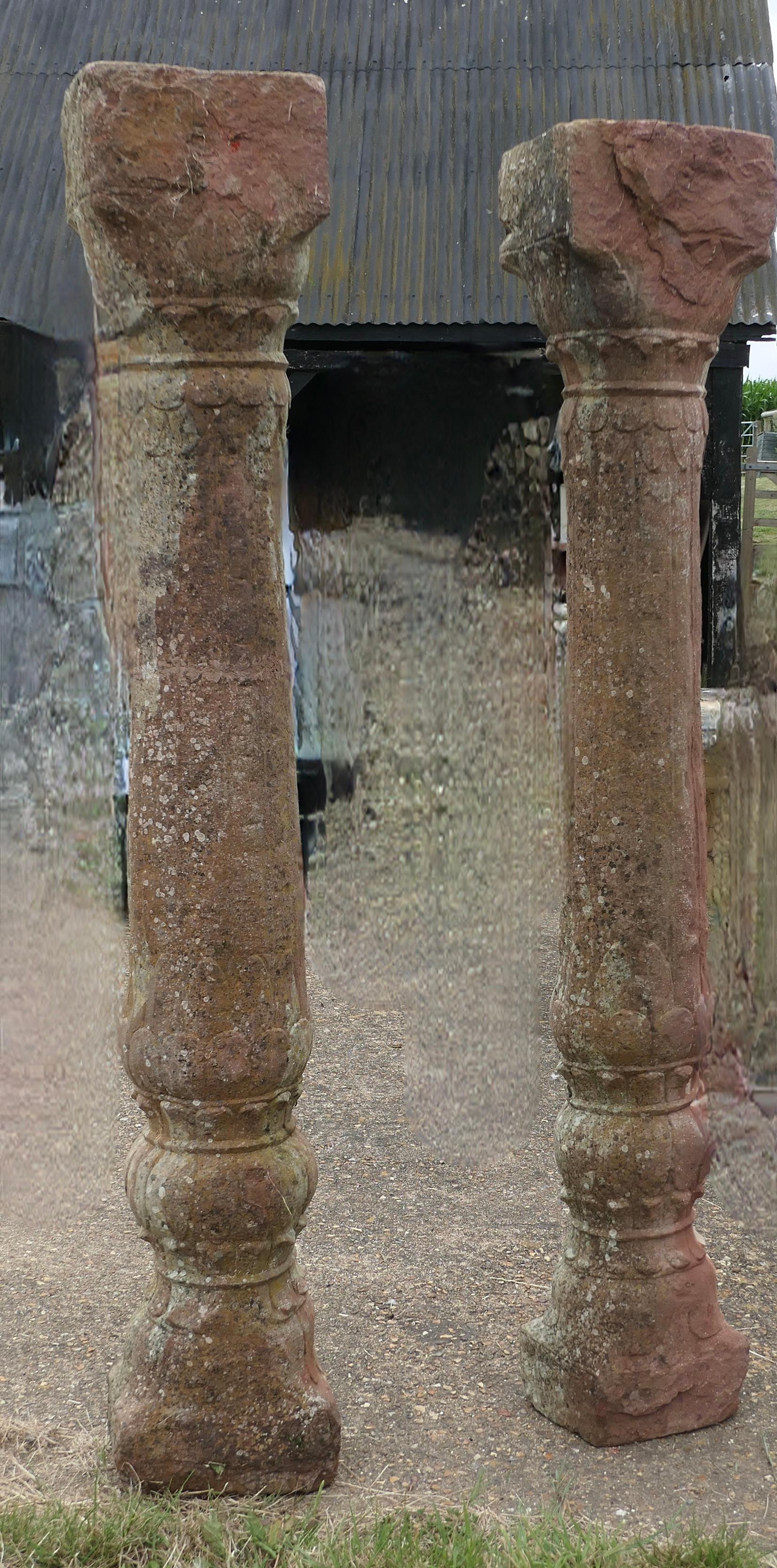 XVIIIe siècle et antérieur Paire d'anciennes colonnes de pierre de type corinthien en vente