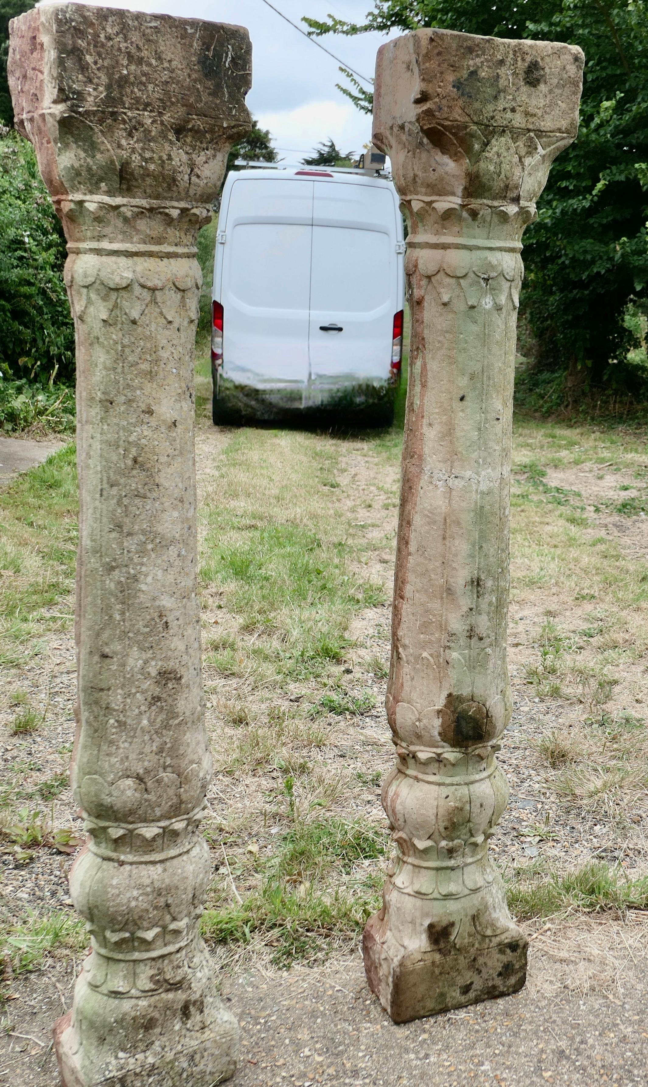 Pierre Paire d'anciennes colonnes de pierre de type corinthien en vente