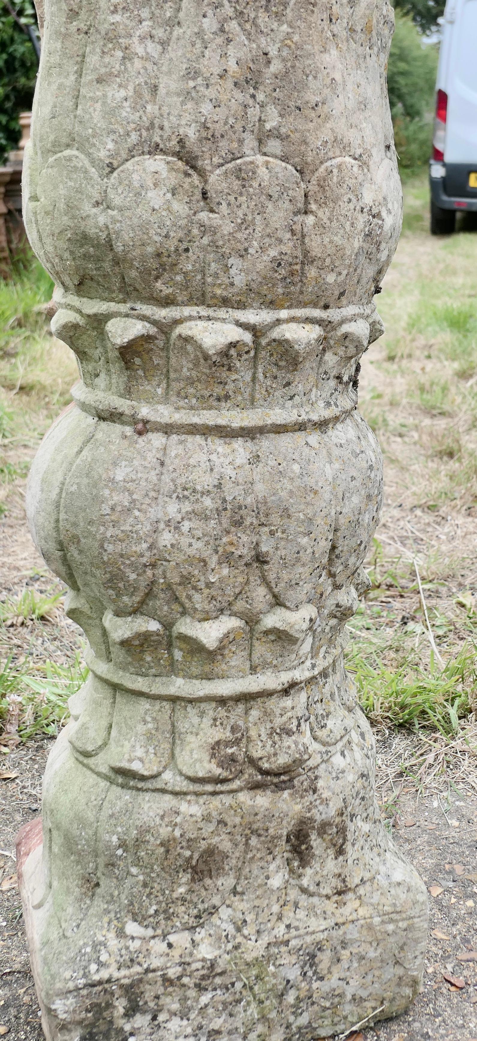 Paire d'anciennes colonnes de pierre de type corinthien en vente 1