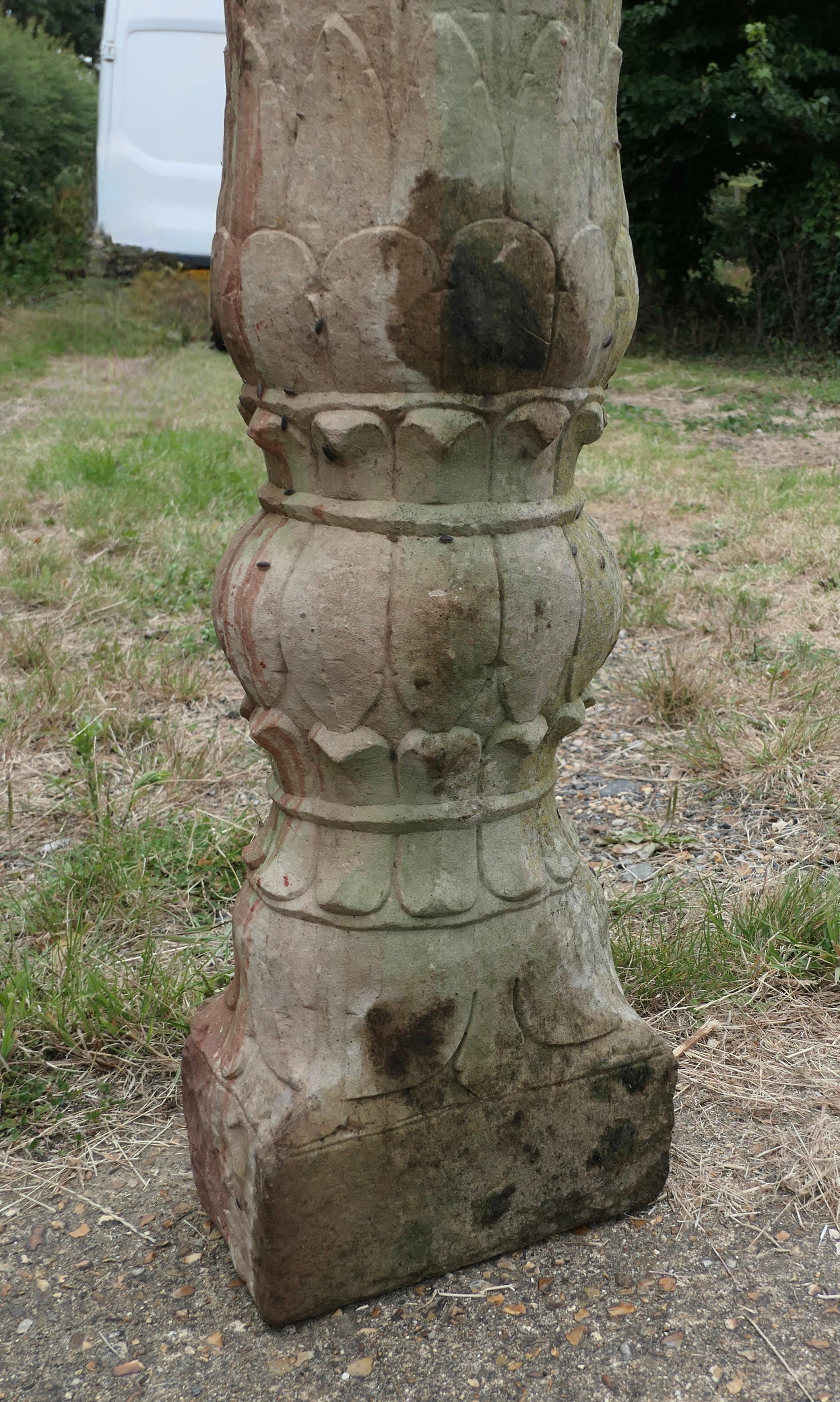 Paire d'anciennes colonnes de pierre de type corinthien en vente 2