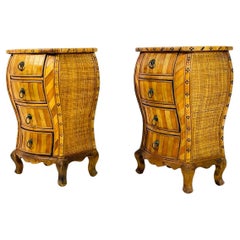 Coppia di comodini in stile anglo-indiano in rattan e legno intarsiato