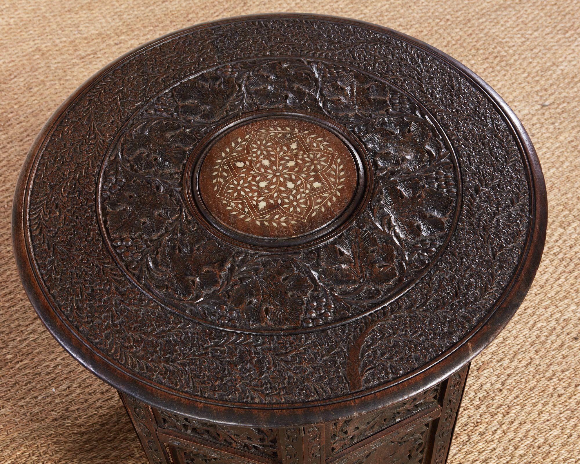 Bois de feuillus A Pair of Anglo-Indian Taboret Tables en vente