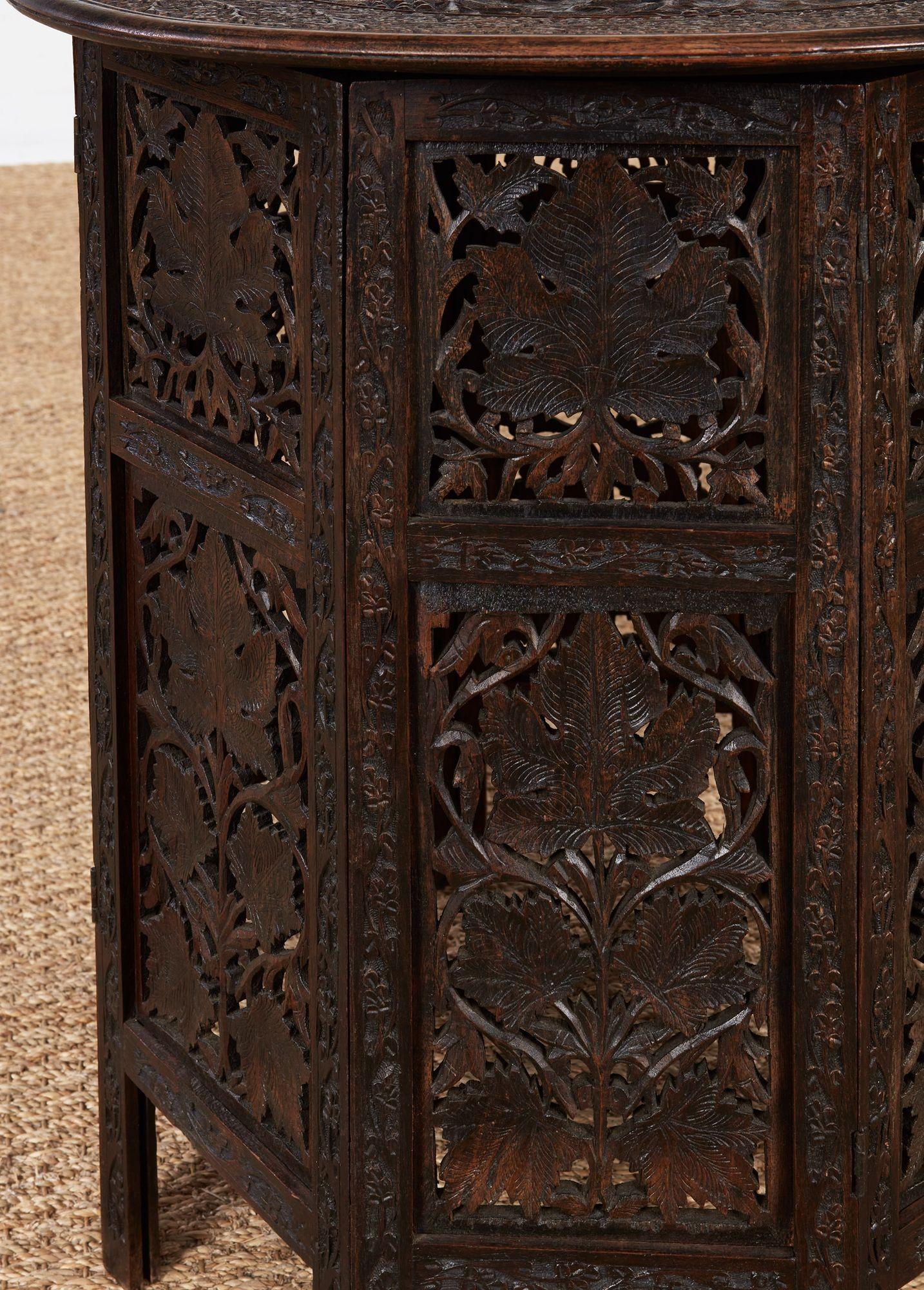 A Pair of Anglo-Indian Taboret Tables en vente 2
