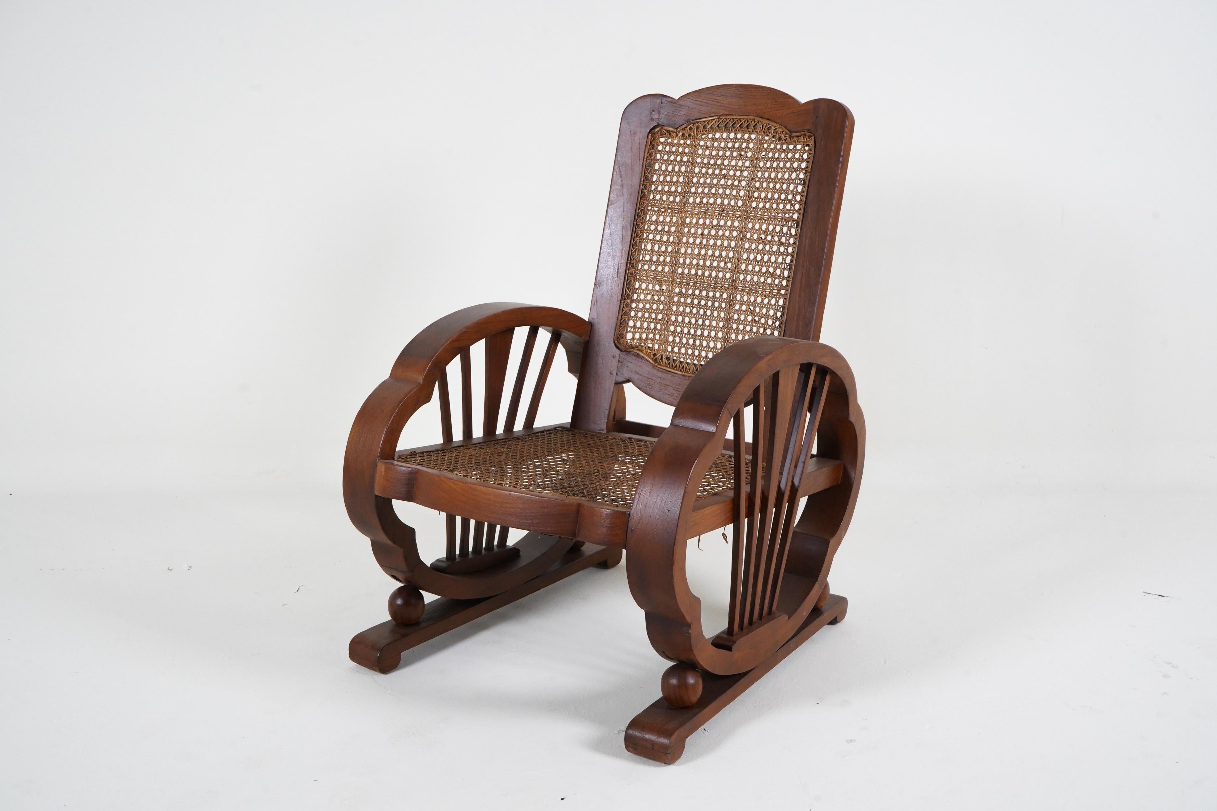Colonial britannique Paire de chaises Veranda anglo-indiennes vintage en teck et rotin en vente