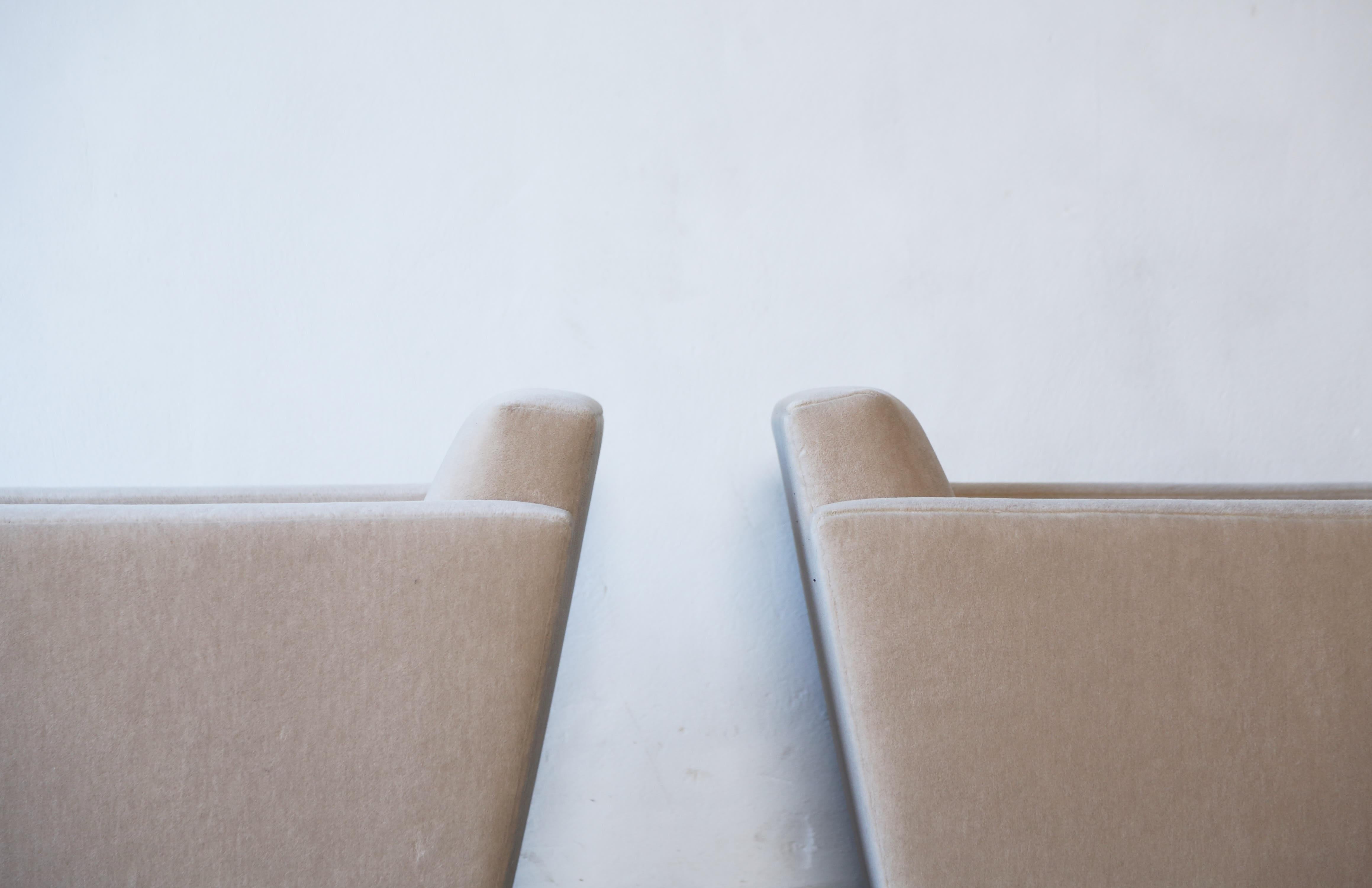 Ein Paar kantige Sessel, gepolstert mit reinem Alpaka im Angebot 3