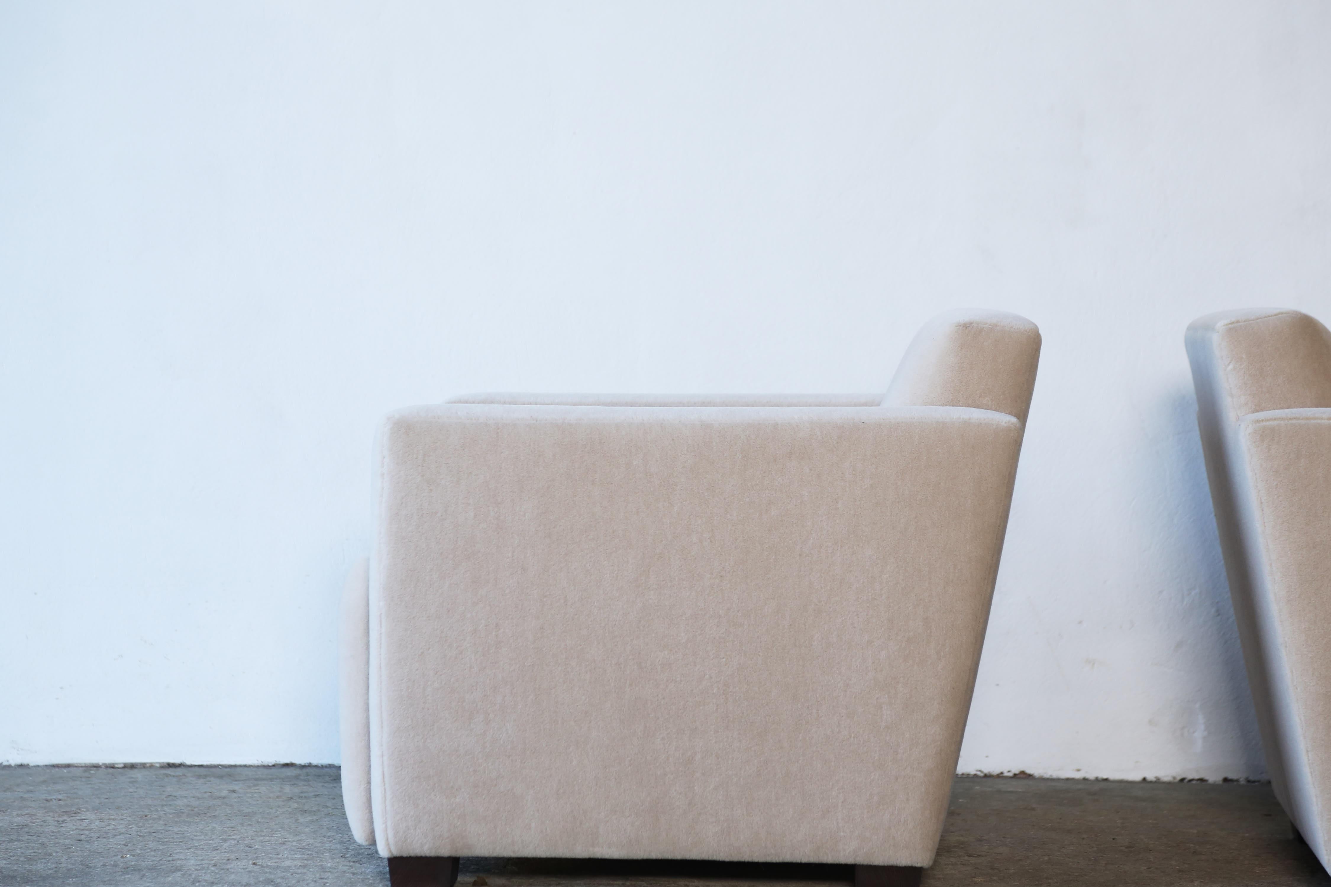 Ein Paar kantige Sessel, gepolstert mit reinem Alpaka im Angebot 2