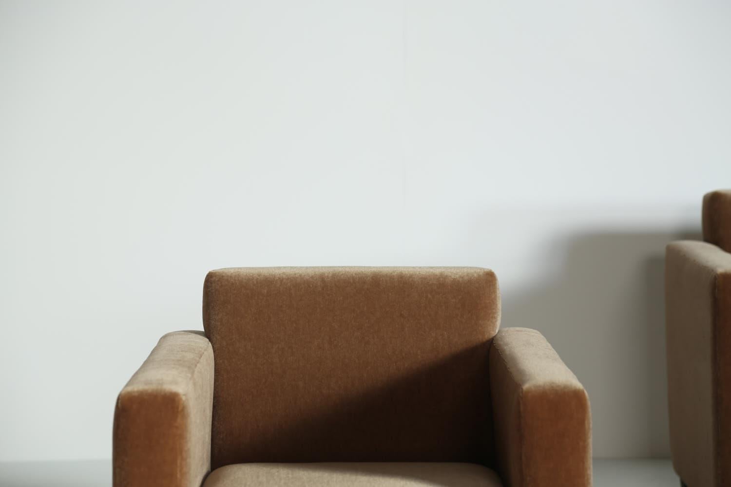 A Pair of Angular Armchairs, Upholstered in Pure Mohair For Sale 4