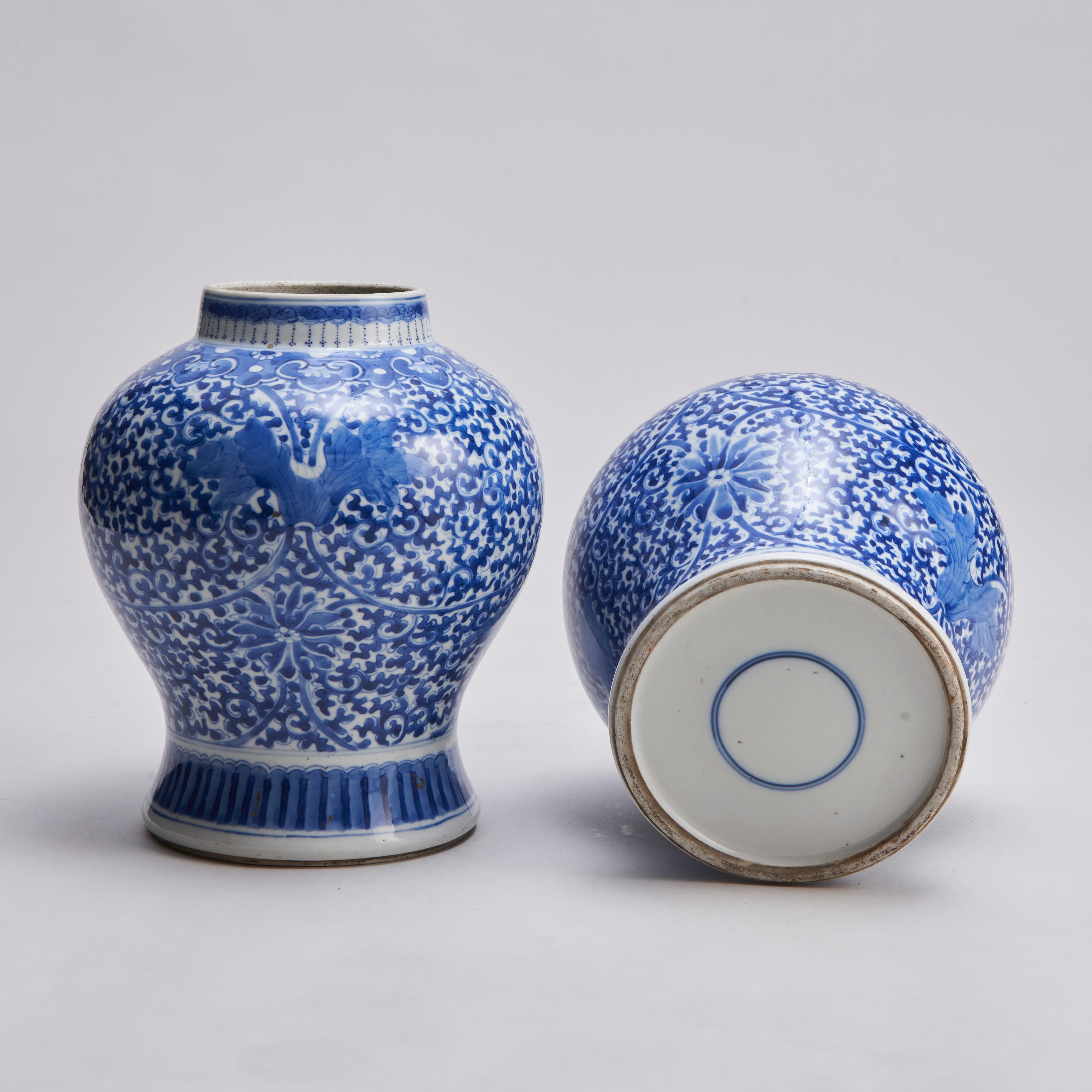 A pair of antique 19th Century Chinese blue and white porcelain jars with Clemat For Sale 6