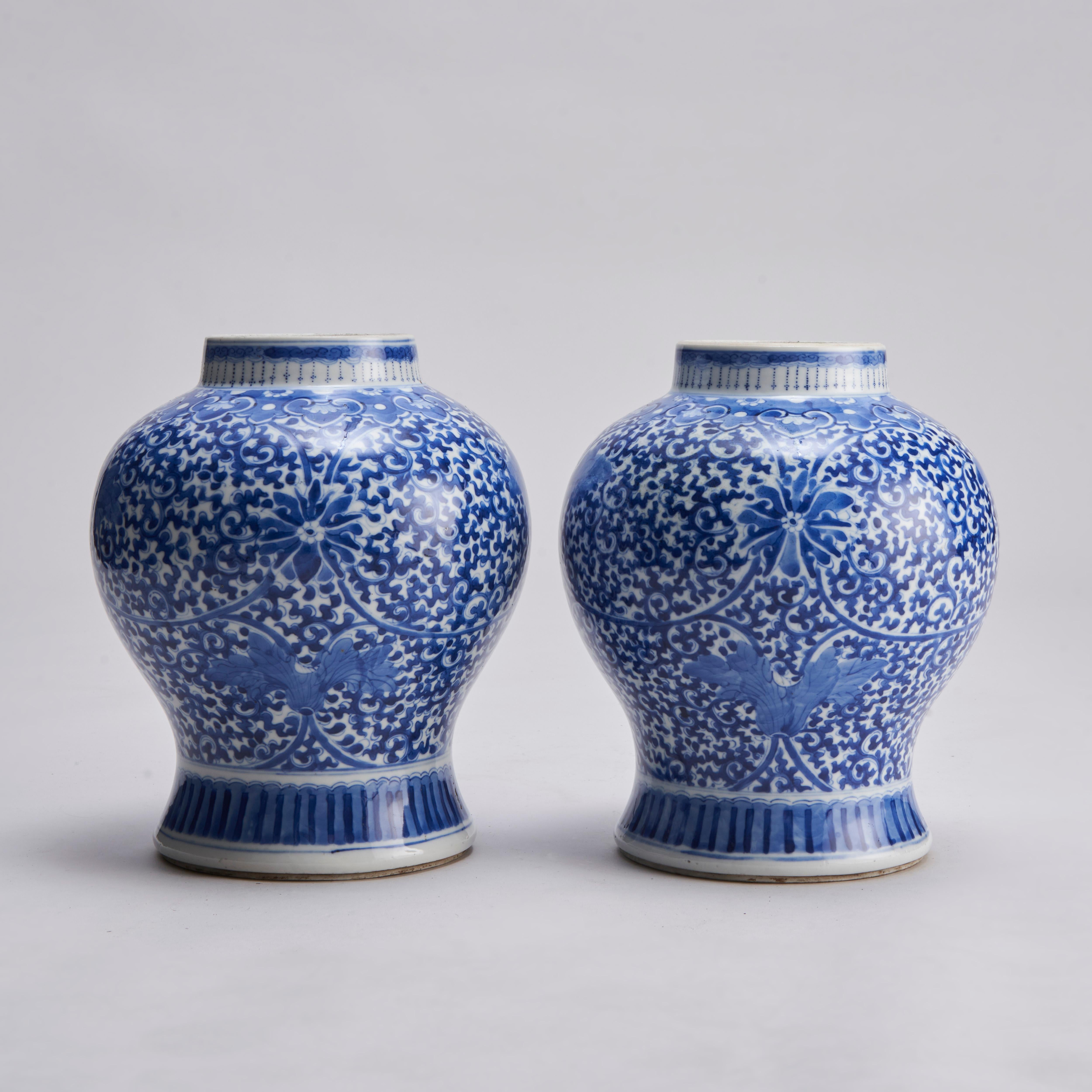 A pair of antique 19th Century Chinese blue and white porcelain jars with Clemat In Good Condition For Sale In London, GB