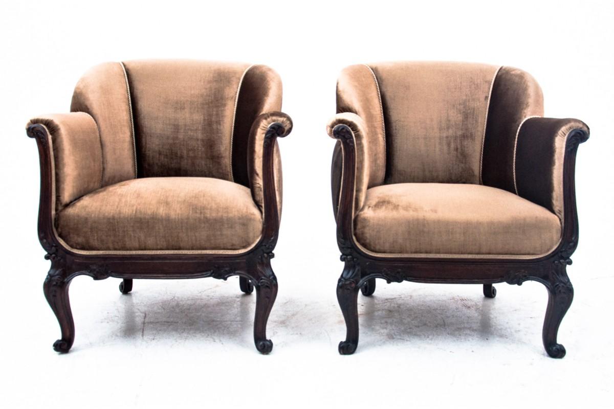 Sillones antiguos de finales del siglo XIX.

Muebles en muy buen estado, tras una renovación profesional. Los asientos se cubrieron con una tela nueva.

Dimensiones: altura 83 cm / altura del asiento 42 cm / anchura 72 cm / profundidad 71 cm