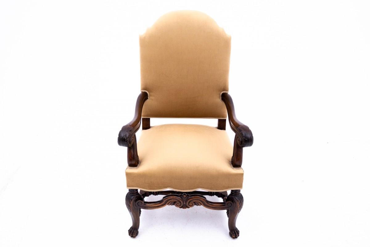 Noyer Paire de fauteuils anciens, Europe occidentale, vers 1900. Après la rénovation en vente