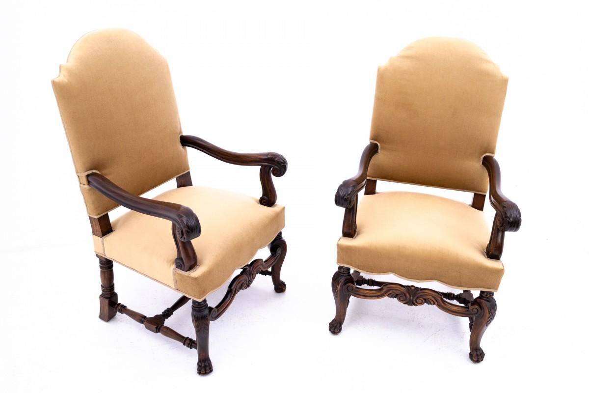 Fauteuils anciens du tournant des 19e et 20e siècles, Europe occidentale.

Fauteuils en très bon état, rénovés par des professionnels. L'assise et le dossier sont recouverts d'un nouveau tissu.

Dimensions : hauteur 128 cm / hauteur du siège. 47 cm