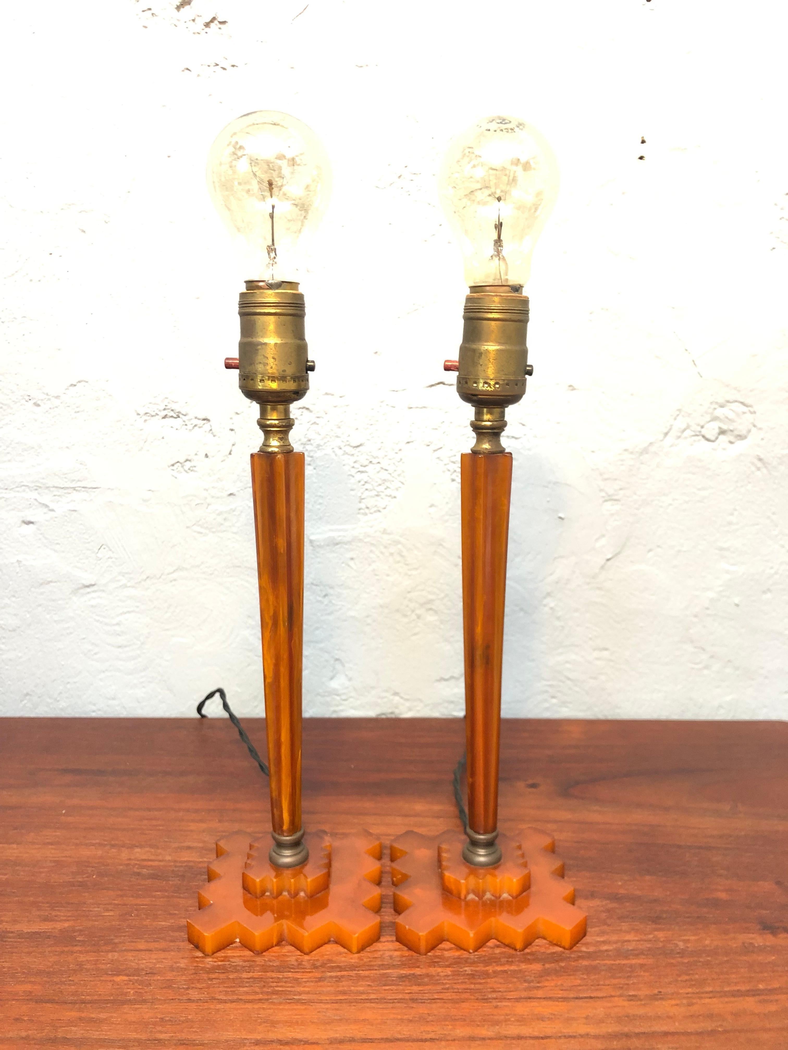 A Pair Of Antique Art Deco Table Lamps In Bakelite For Sale 5