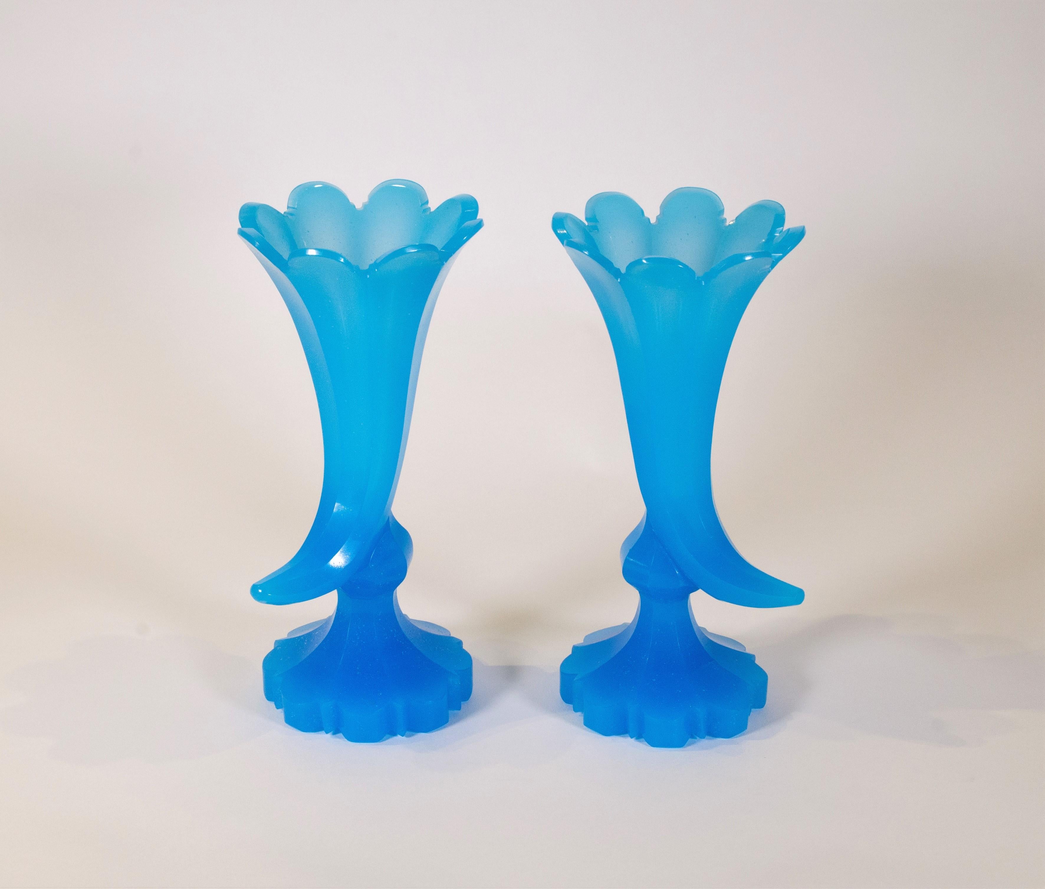 Une belle paire de vases anciens en forme de corne d'abondance en opaline bleue de Baccarat sur des socles en cristal opalin bleu. Chaque vase est façonné et découpé à la main avec une extrême précision et un savoir-faire exceptionnel. La teinte
