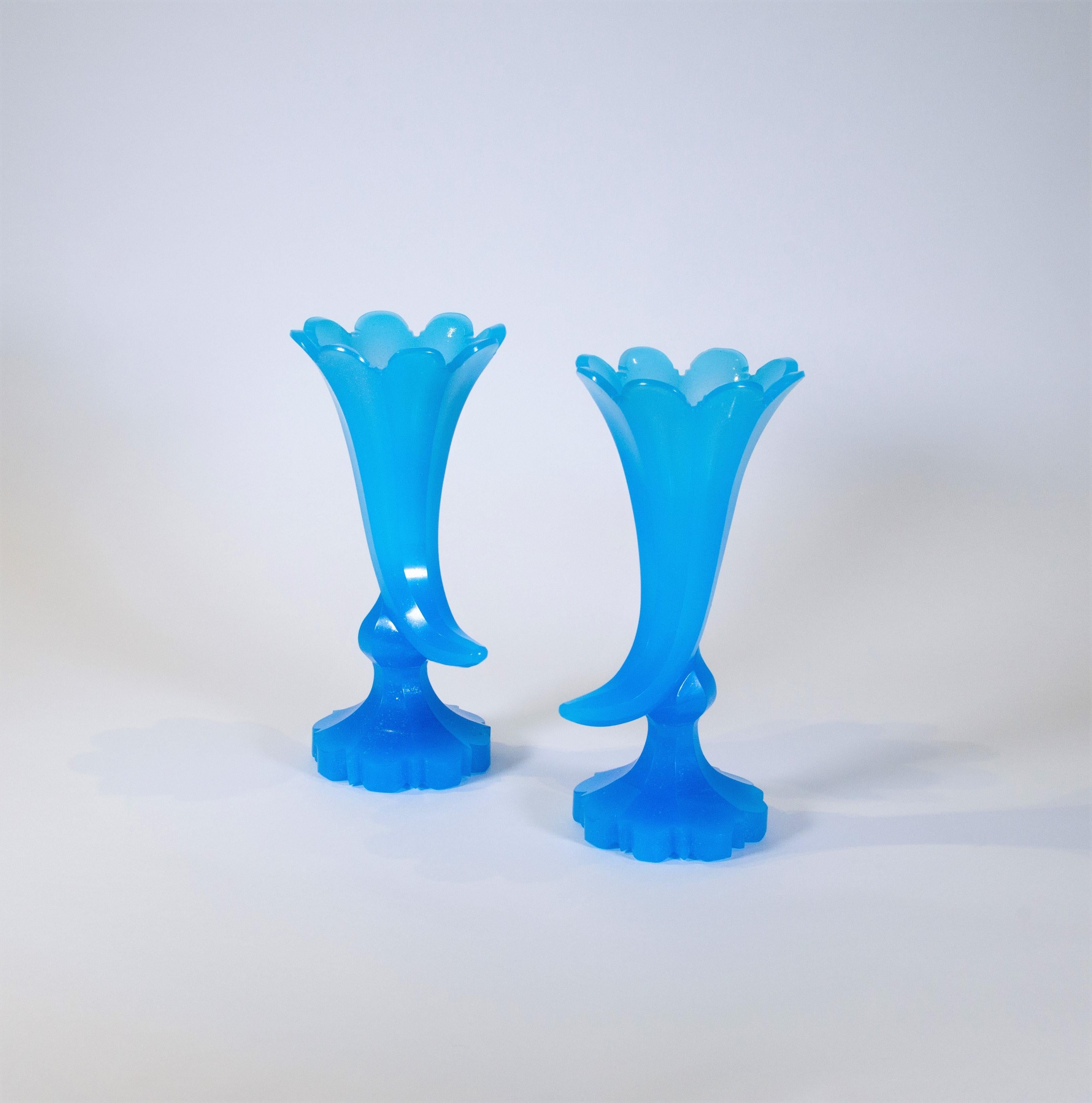 Français Paire d'anciens vases à corne d'abondance en opaline bleue de Baccarat sur socle en vente