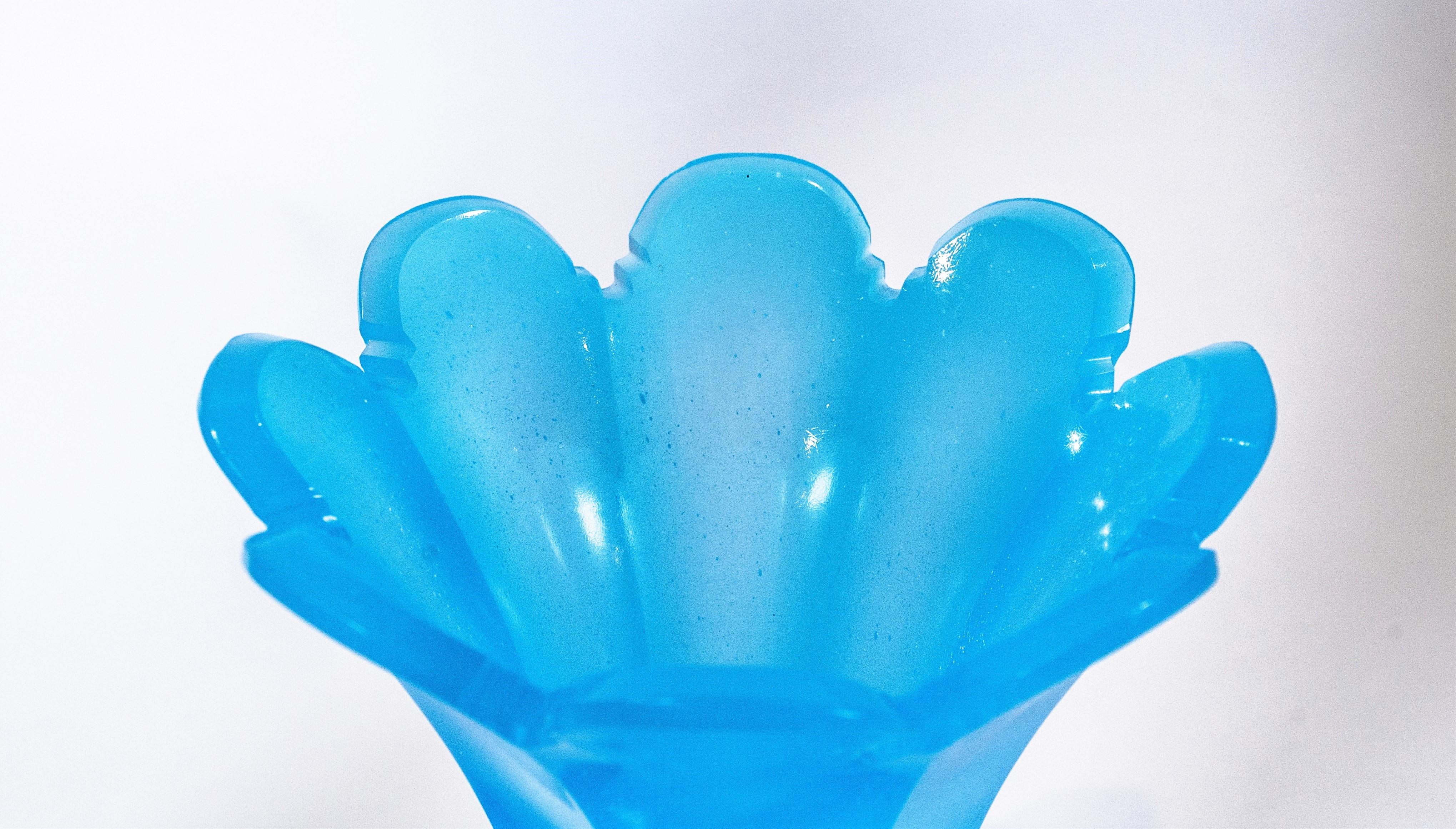 Paire d'anciens vases à corne d'abondance en opaline bleue de Baccarat sur socle Bon état - En vente à New York, NY