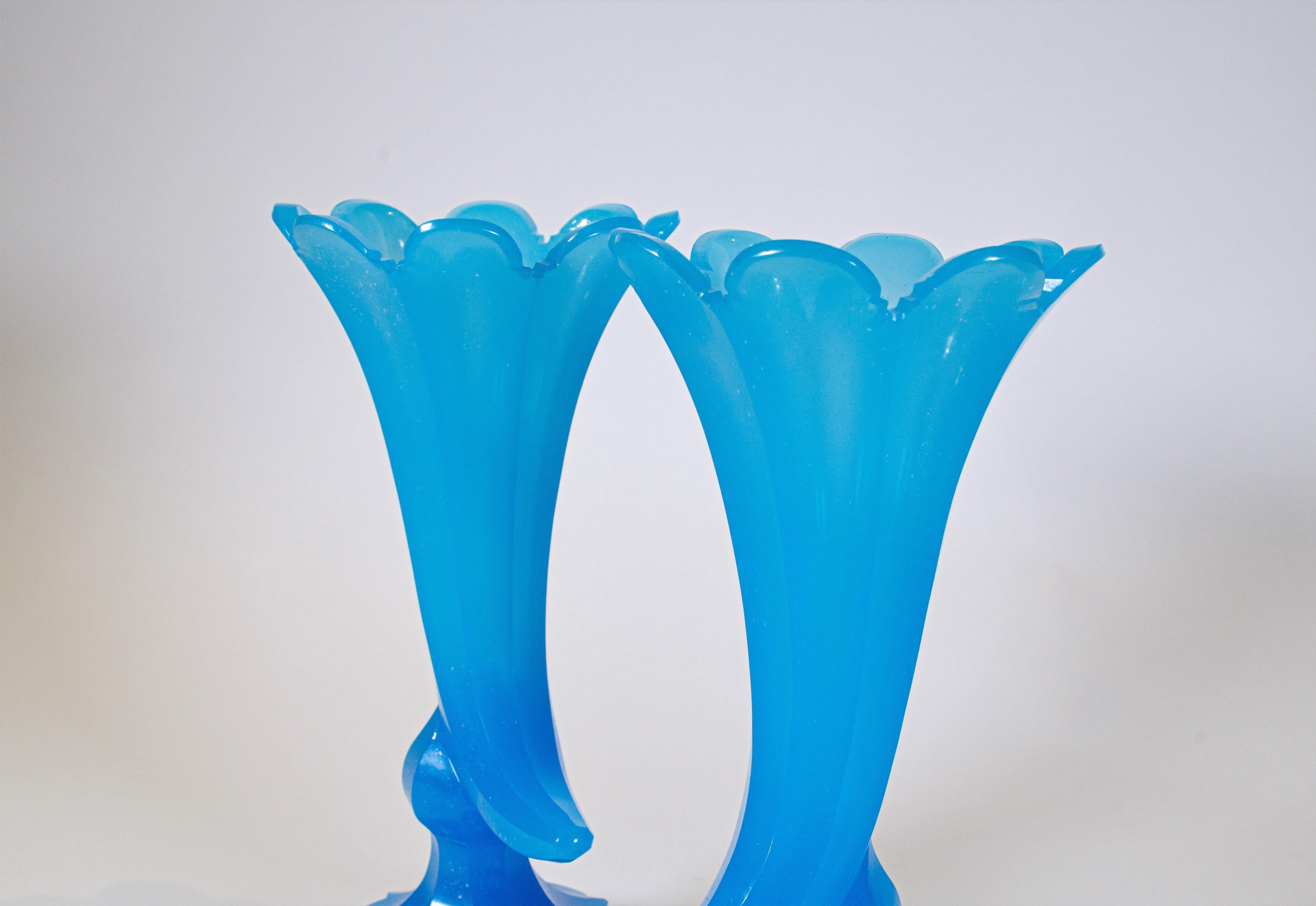 Cristal Paire d'anciens vases à corne d'abondance en opaline bleue de Baccarat sur socle en vente