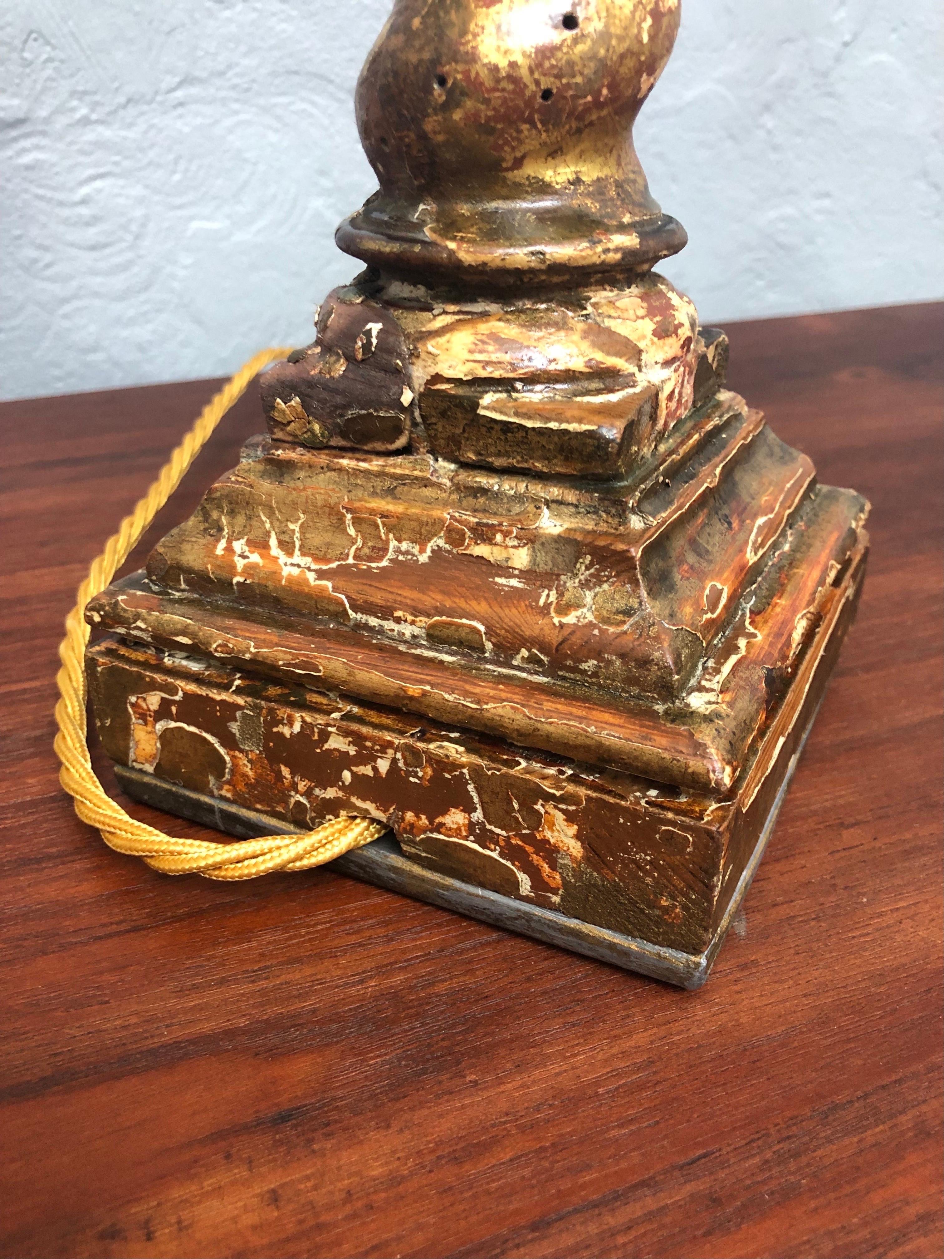 Paire de lampes de table baroques anciennes en pin peint en vente 4