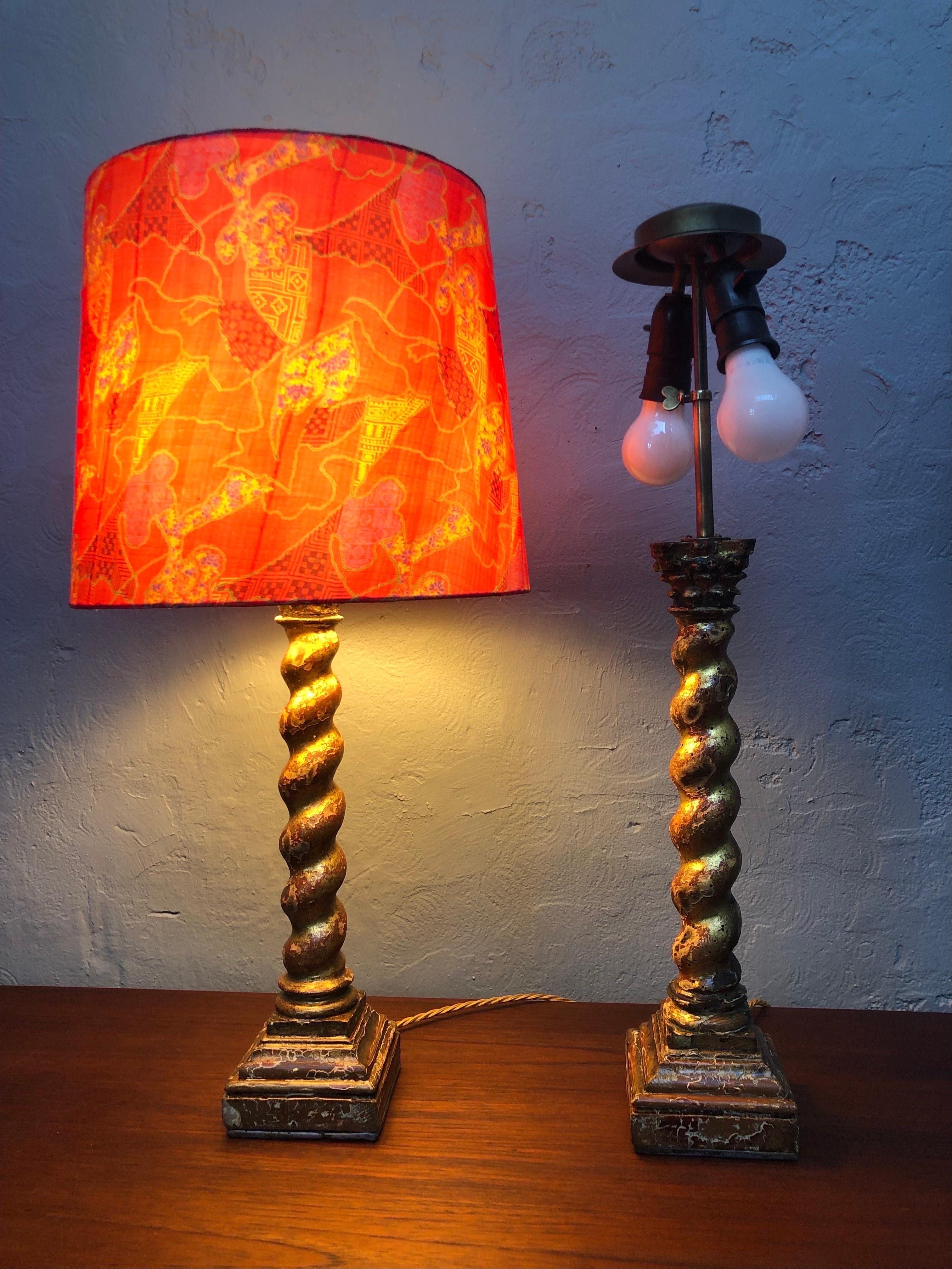 Paire de lampes de table baroques anciennes en pin peint en vente 5
