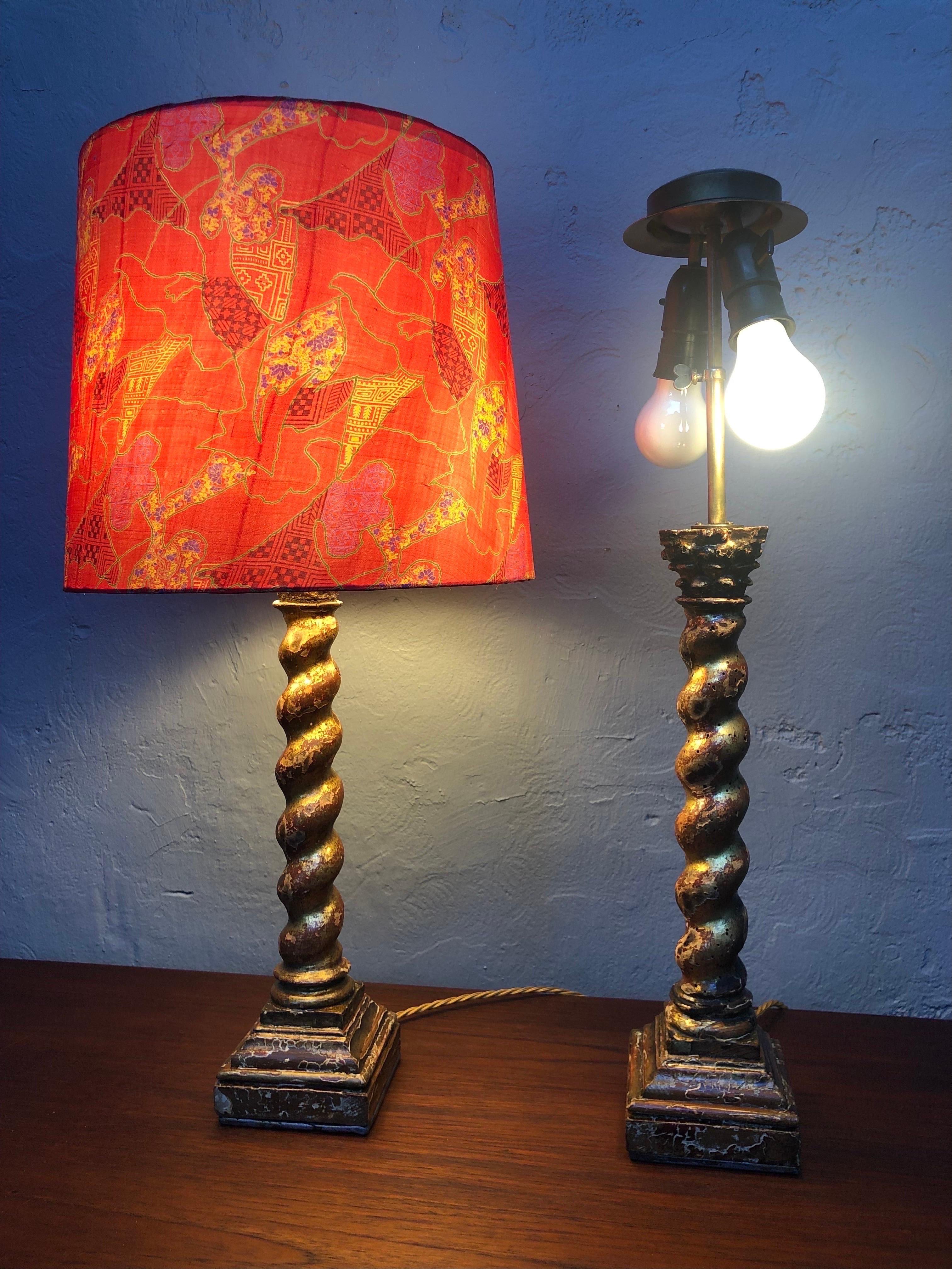 Paire de lampes de table baroques anciennes en pin peint    en vente 6