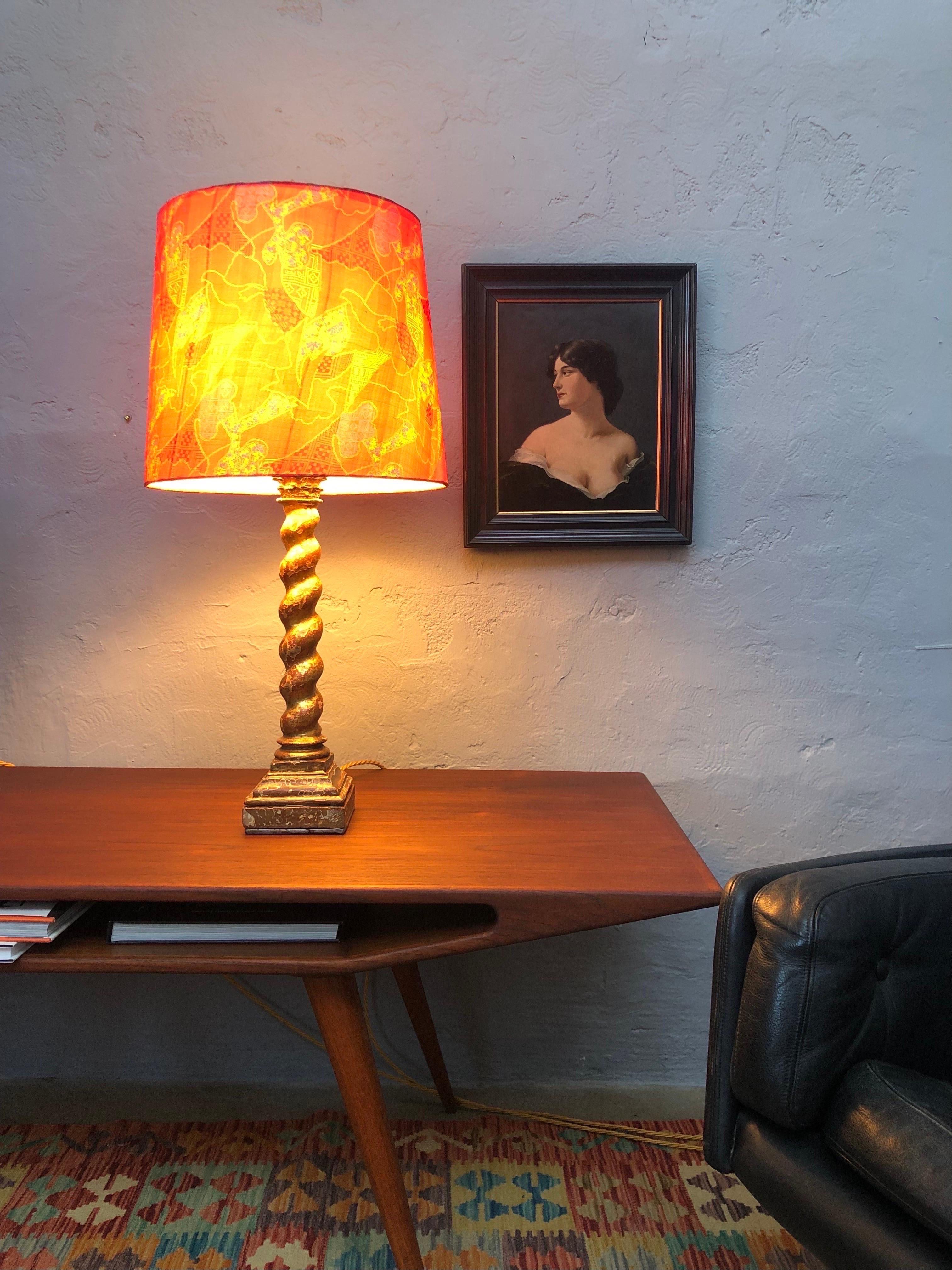 Paire de lampes de table baroques anciennes en pin peint    en vente 8