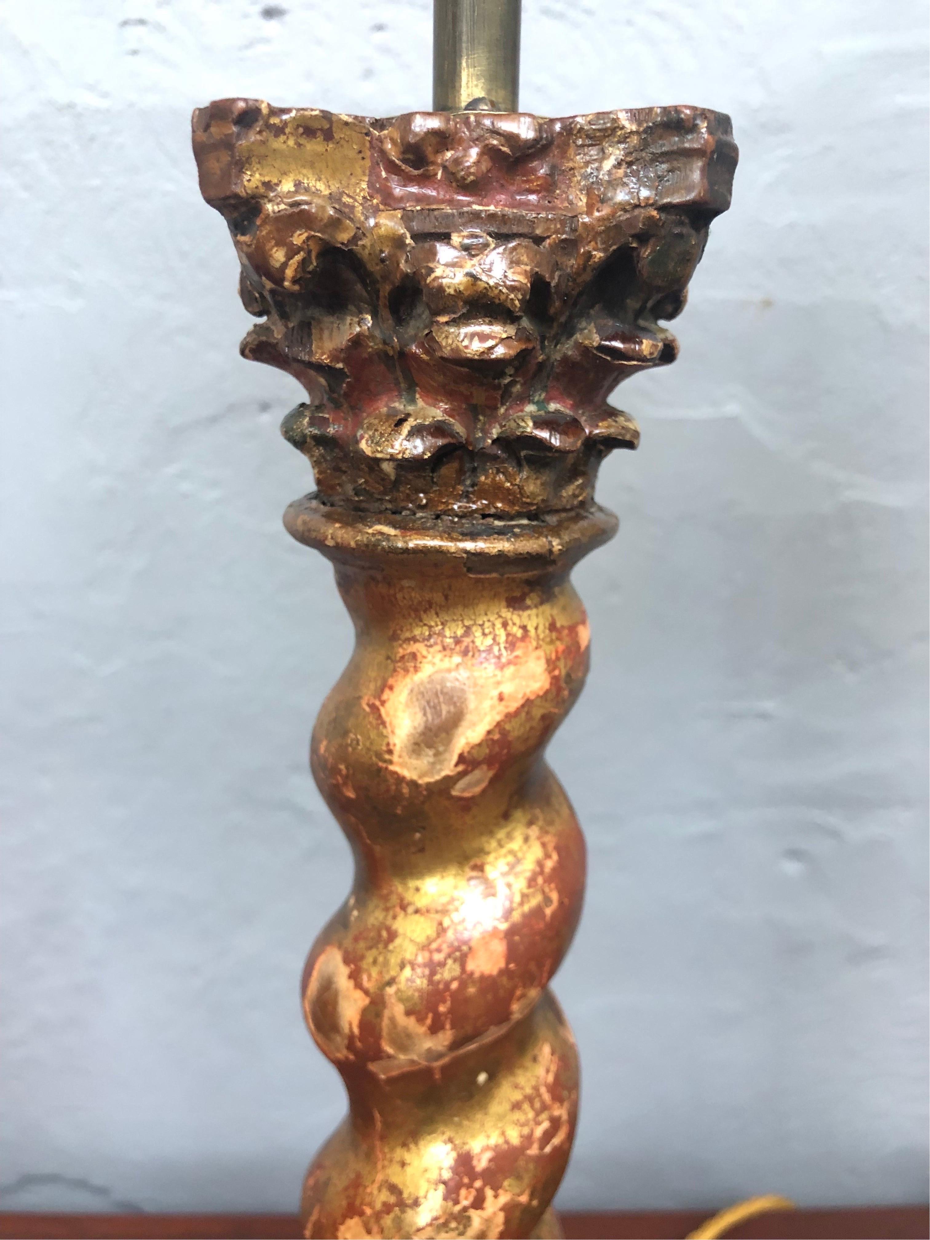 Sculpté à la main Paire de lampes de table baroques anciennes en pin peint    en vente