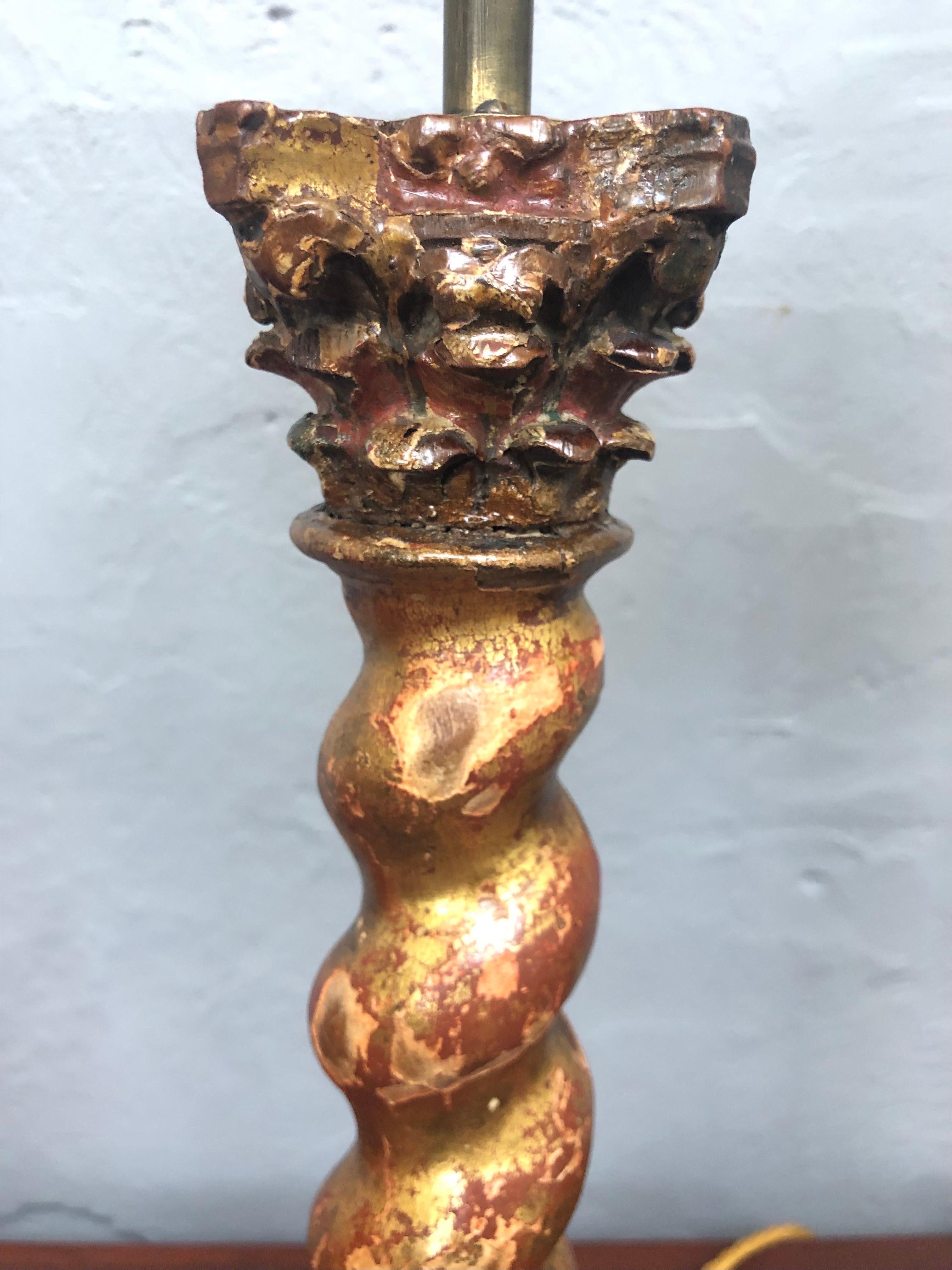 Sculpté à la main Paire de lampes de table baroques anciennes en pin peint en vente