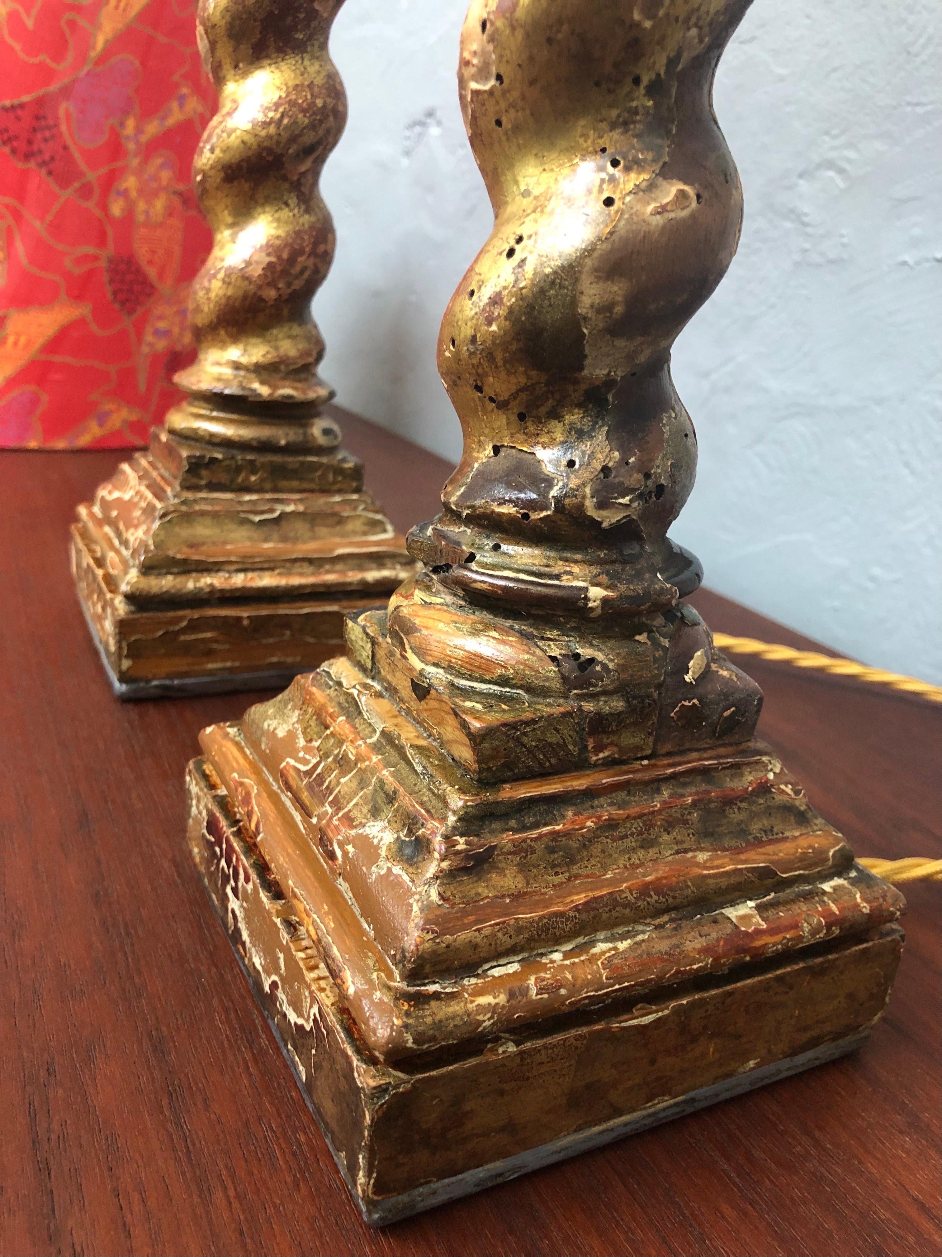 Laiton Paire de lampes de table baroques anciennes en pin peint en vente