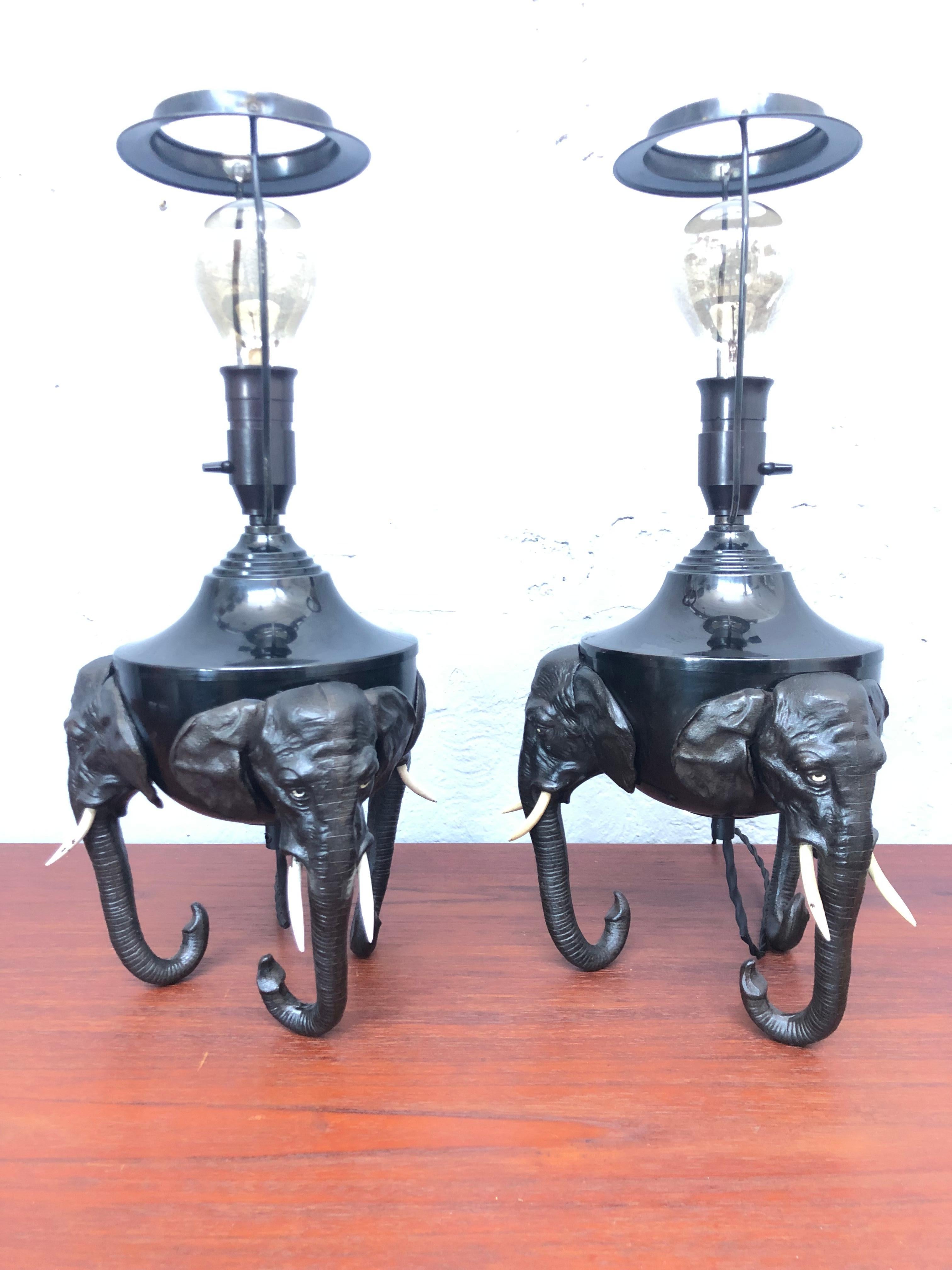 Paire de lampes éléphants en laiton et fonte antiques en vente 2