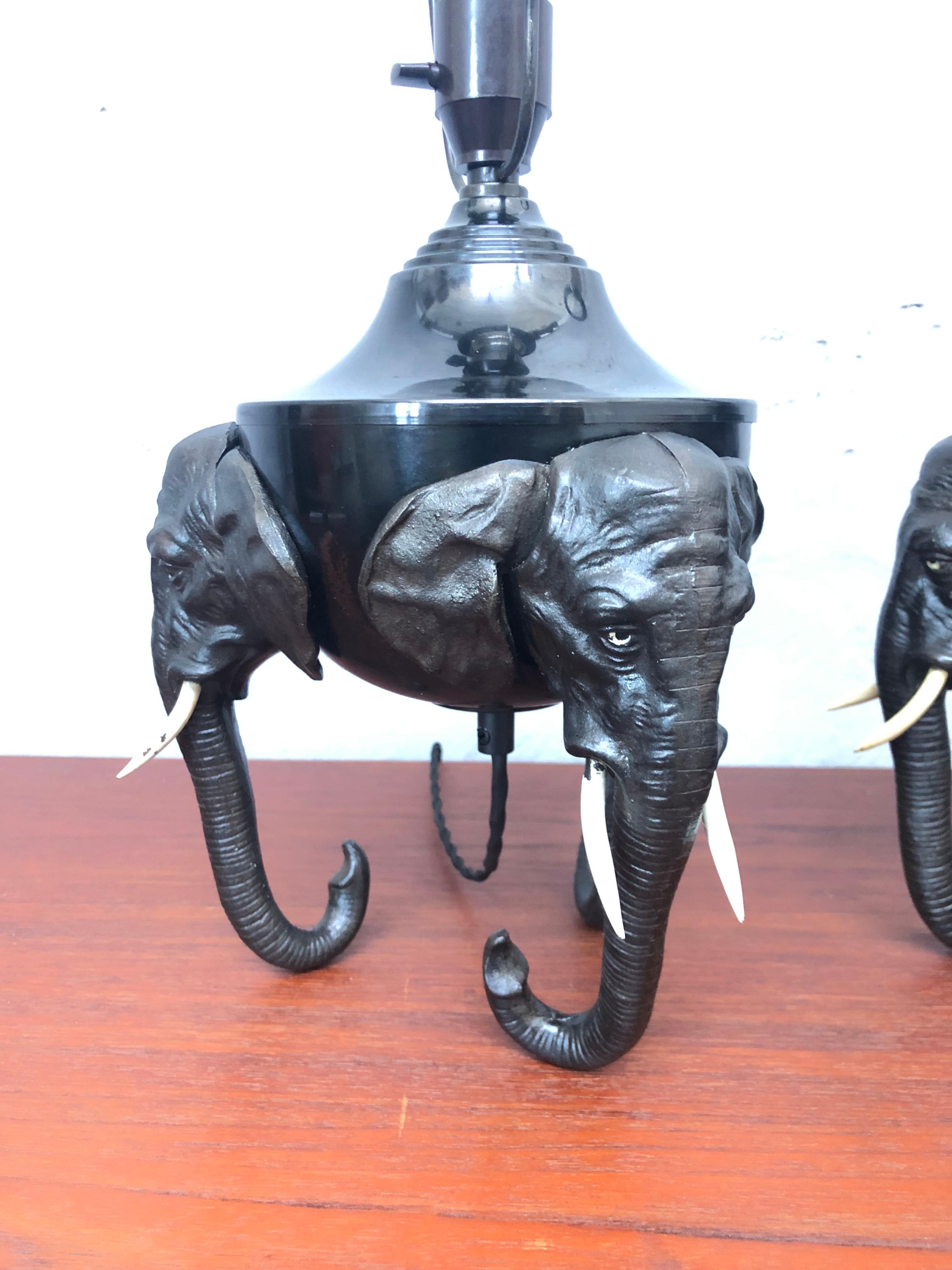 Paire de lampes éléphants en laiton et fonte antiques en vente 3