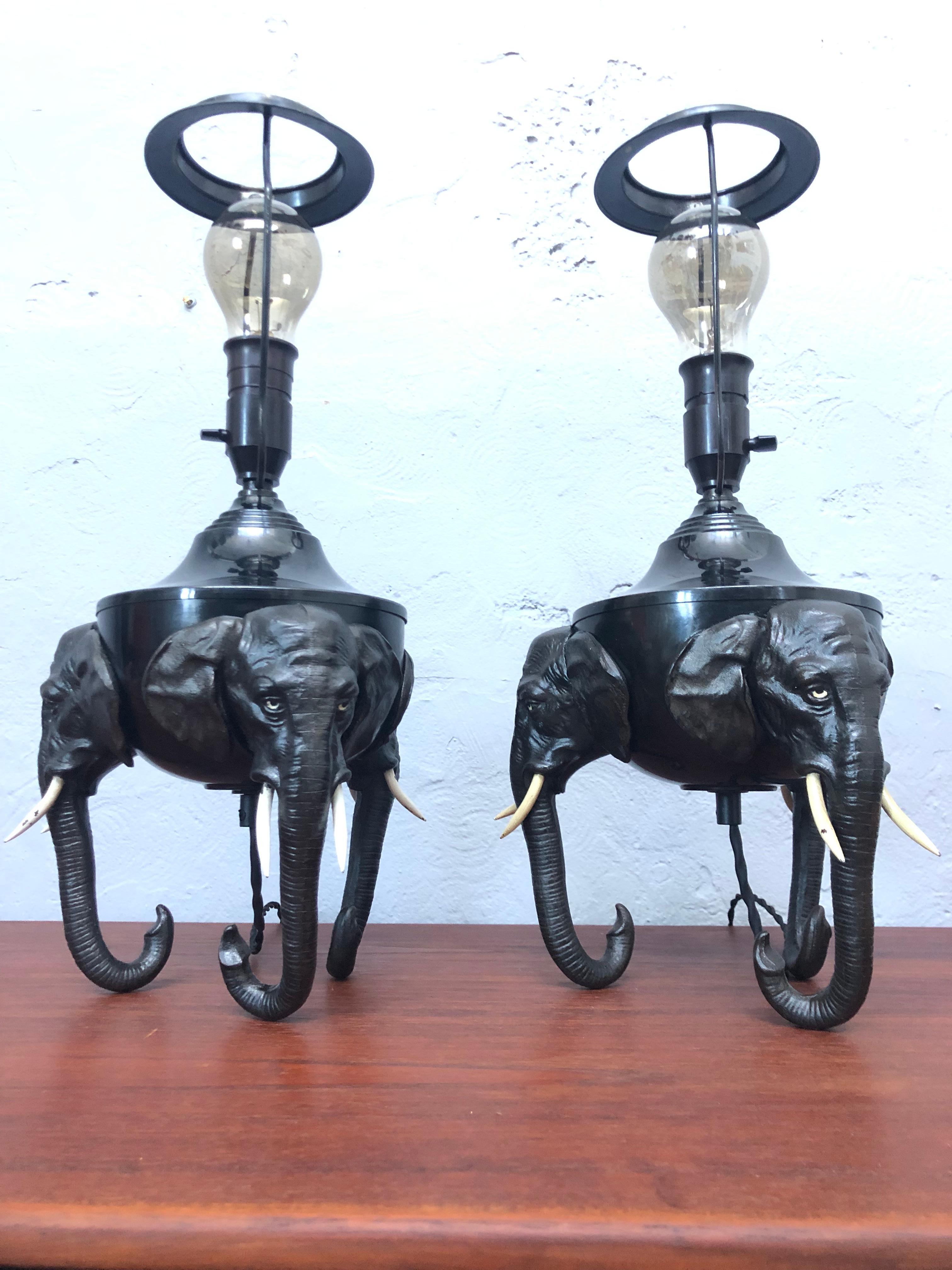 Danois Paire de lampes éléphants en laiton et fonte antiques en vente