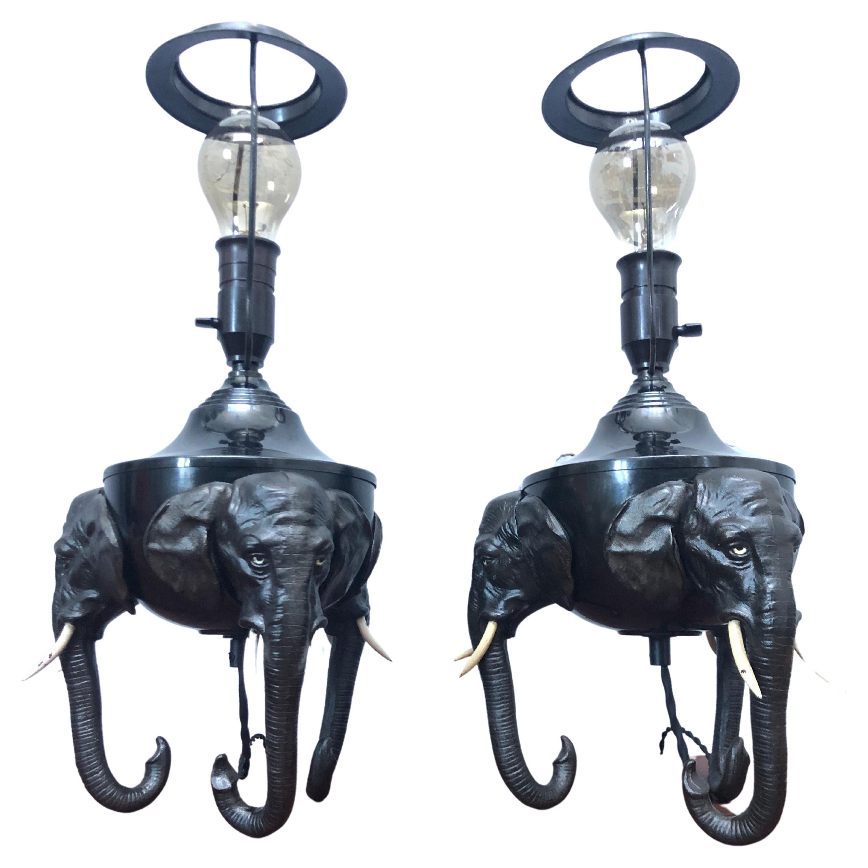 Paire de lampes éléphants en laiton et fonte antiques en vente