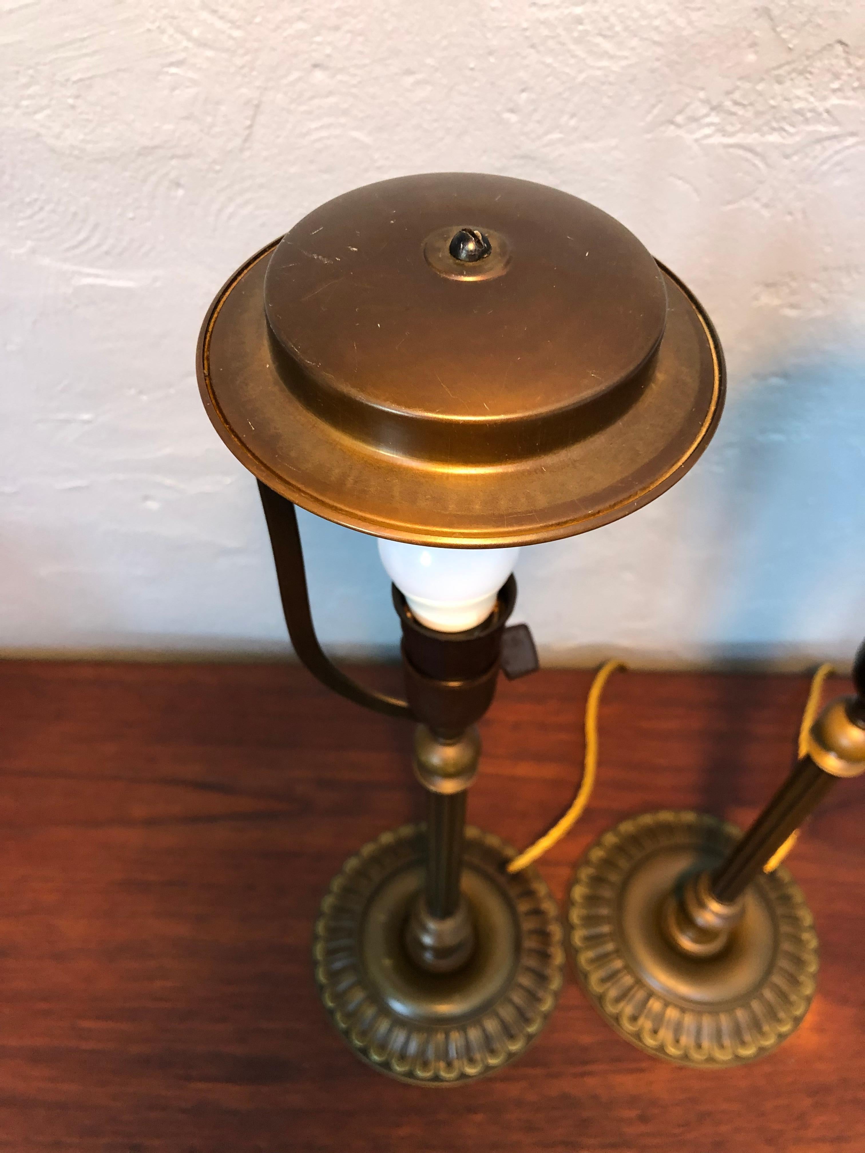 Paar antike Messing-Tischlampen im Zustand „Gut“ im Angebot in Søborg, DK