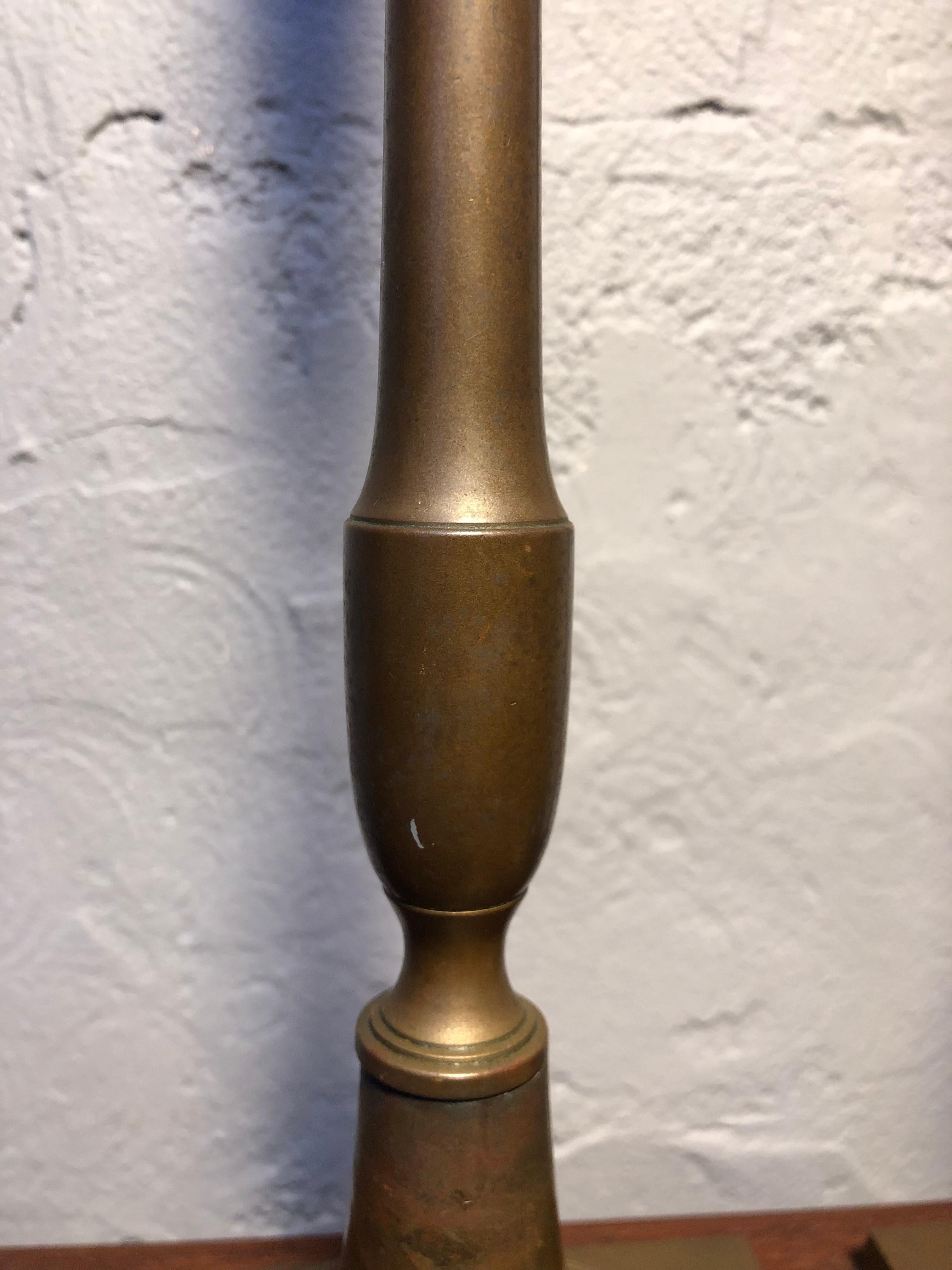 Paire de bougeoirs en bronze ancien avec convertition de lampe du milieu du siècle dernier  en vente 3