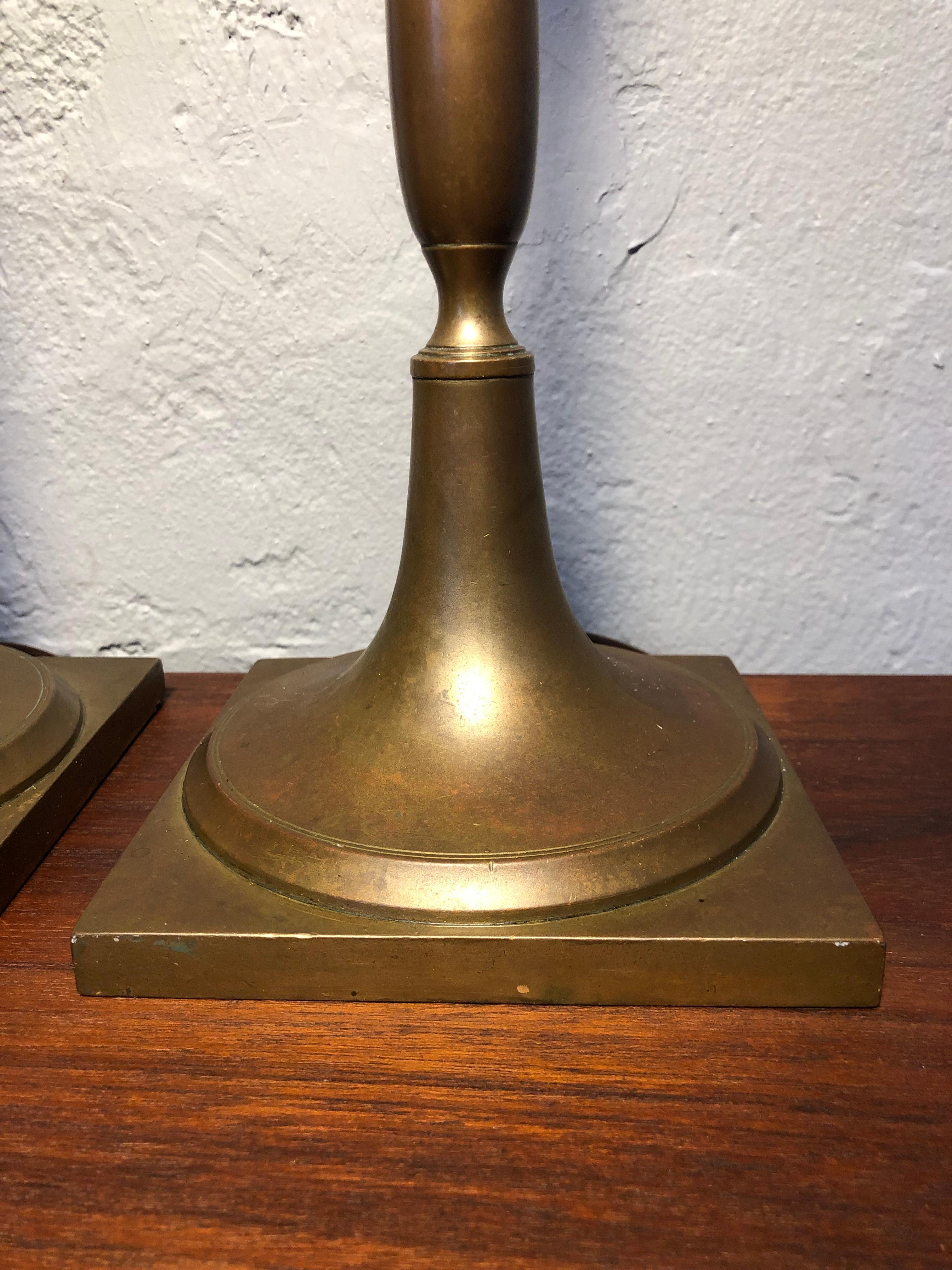 Paire de bougeoirs en bronze ancien avec convertition de lampe du milieu du siècle dernier  en vente 6