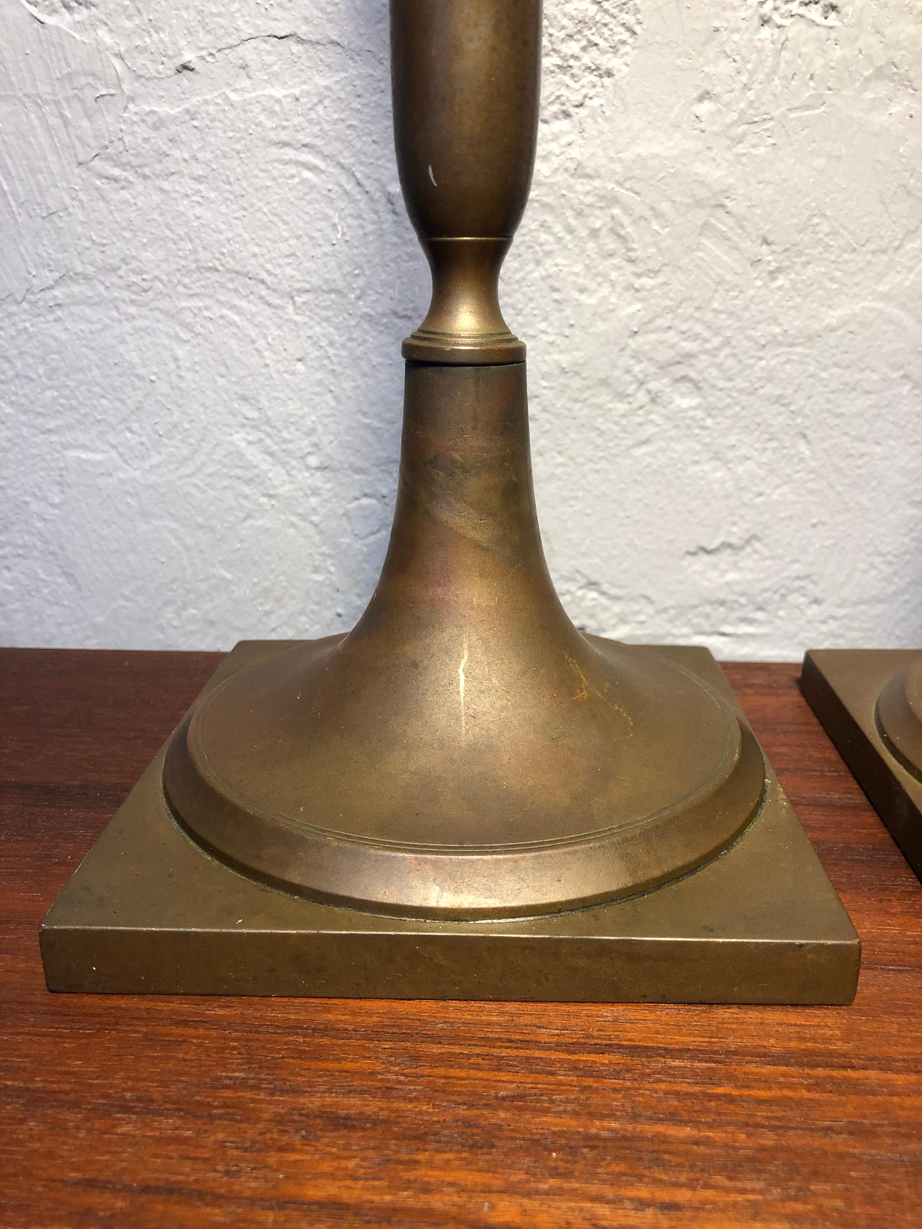 Paire de bougeoirs en bronze ancien avec convertition de lampe du milieu du siècle dernier  en vente 7