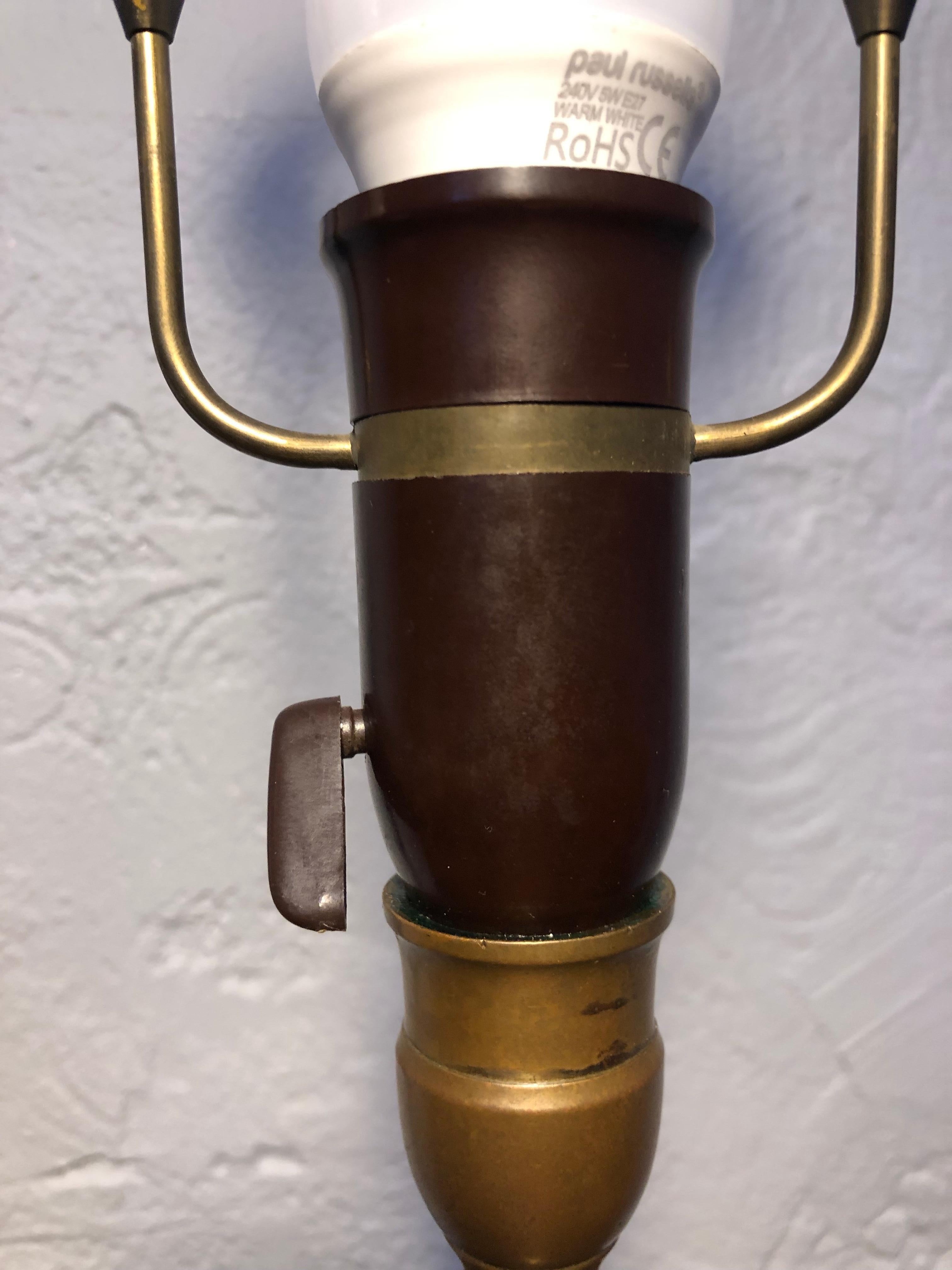 Début du 20ème siècle Paire de bougeoirs en bronze ancien avec convertition de lampe du milieu du siècle dernier  en vente