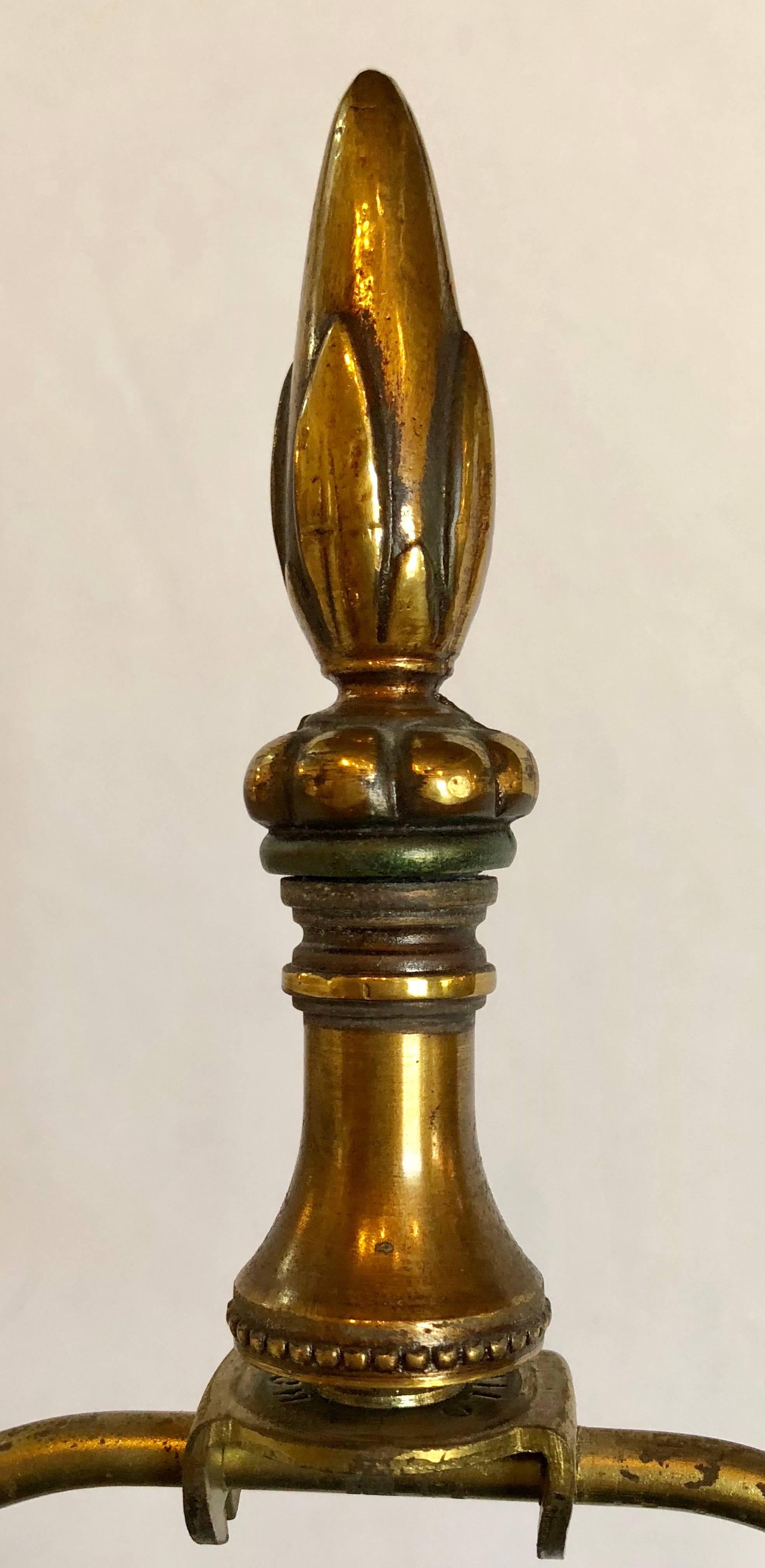 Paire de candélabres anciens en bronze représentant des chérubins sur des vases en marbre avec abat-jour personnalisés en vente 6