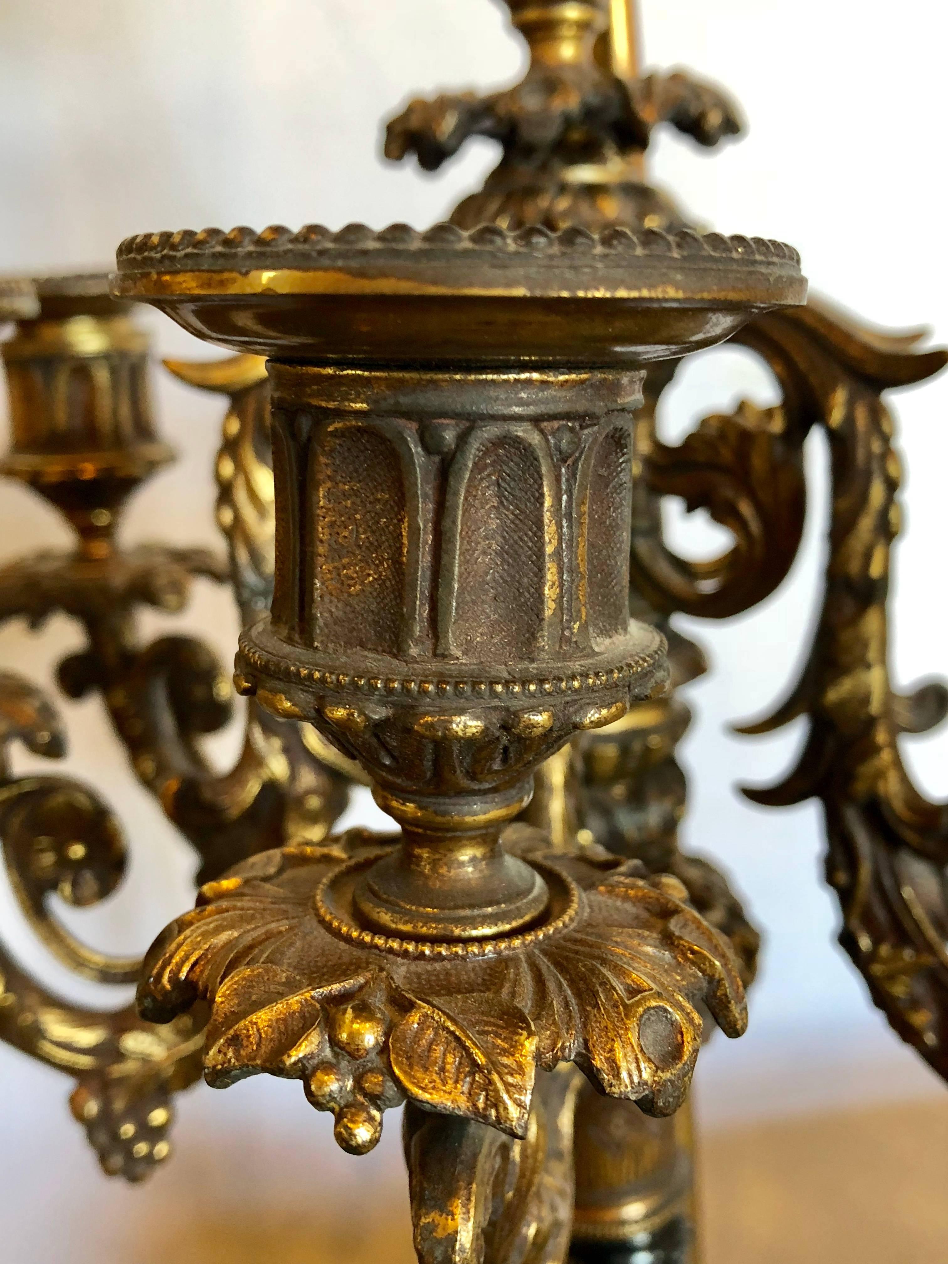 Paire de candélabres anciens en bronze représentant des chérubins sur des vases en marbre avec abat-jour personnalisés en vente 12