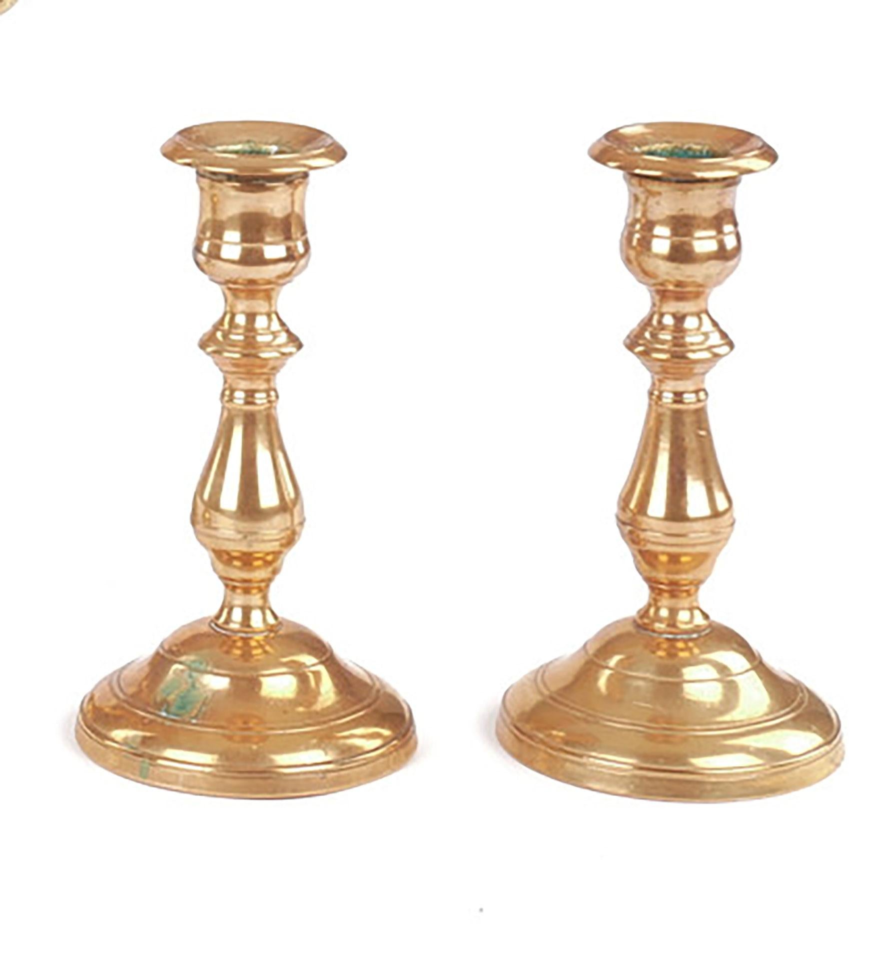 Ein Paar antike goldene Kerzenständer aus Messing mit Messingbeschlägen für Home Decor (Art déco) im Angebot