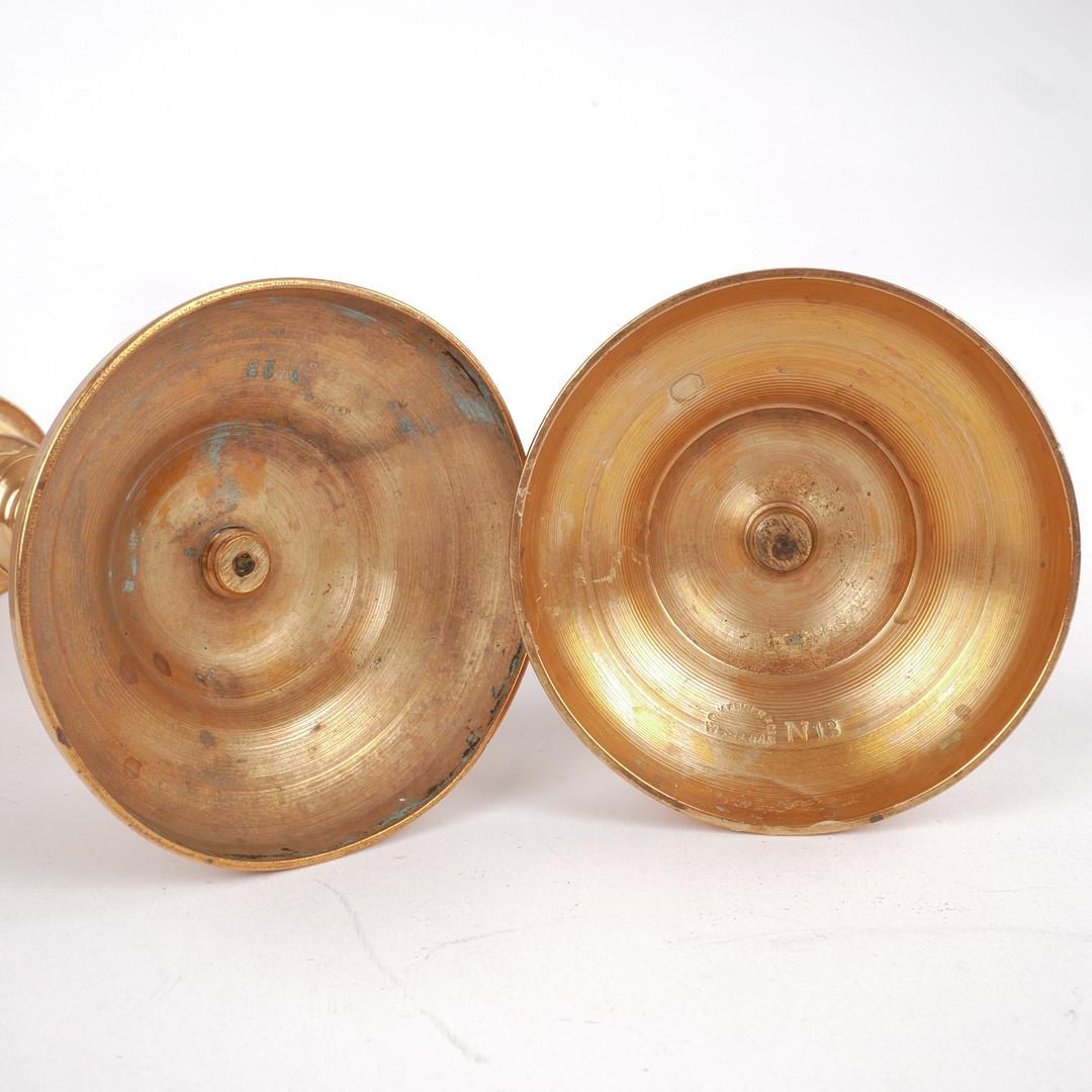 Ein Paar antike goldene Kerzenständer aus Messing mit Messingbeschlägen für Home Decor (Eloxiert) im Angebot