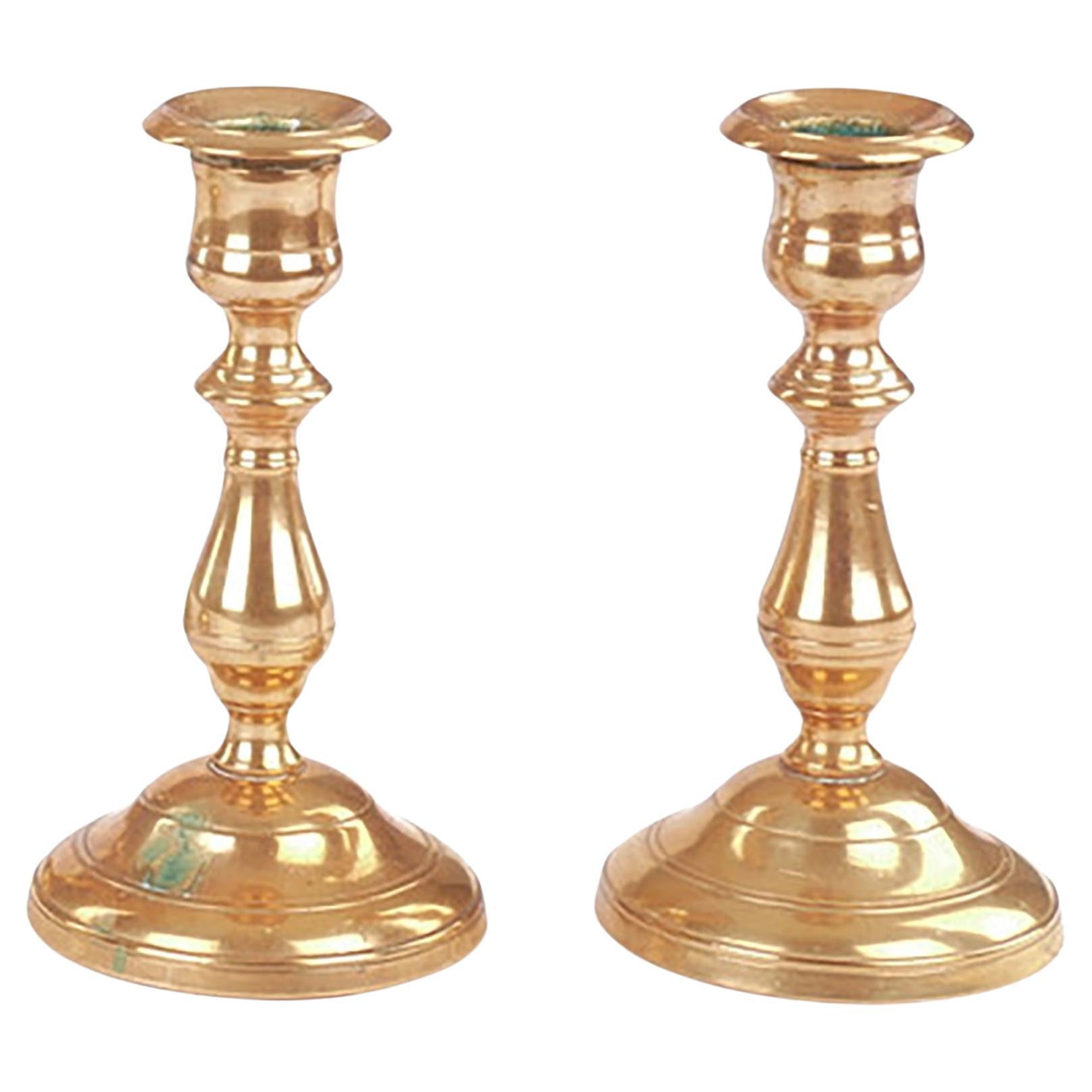 Paire de chandeliers anciens et de bougeoirs dorés en laiton pour décoration intérieure en vente