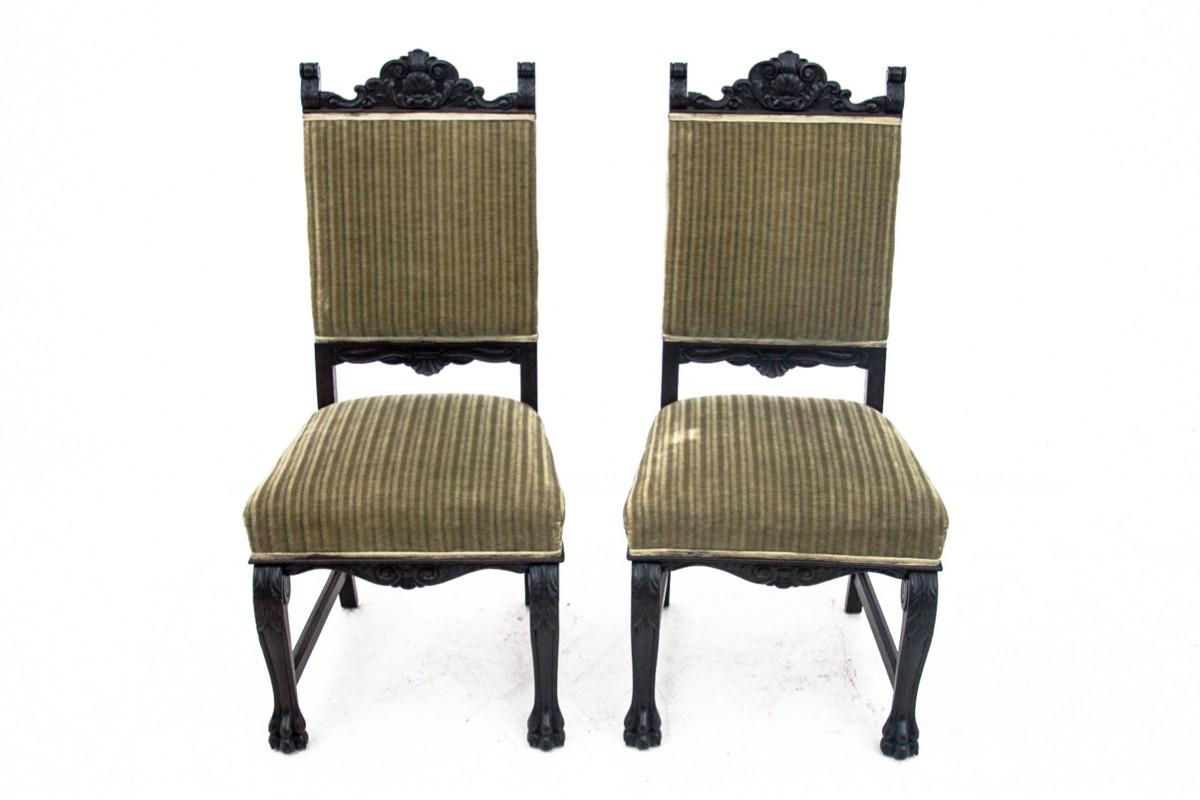 A pair of antique chairs on lion's paws

Made of oak wood

Origin: Western Europe

Year: around 1920

Dimensions: height 110 cm / seat height. 46 cm / width 52 cm / depth 58 cm