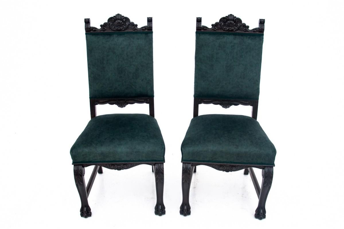 Ein Paar antike Stühle auf Löwentatzen

Hergestellt aus Eichenholz

Herkunft: Westeuropa

Jahr: um 1920

Abmessungen: Höhe 110 cm / Sitzhöhe. 46 cm / Breite 52 cm / Tiefe 58 cm
