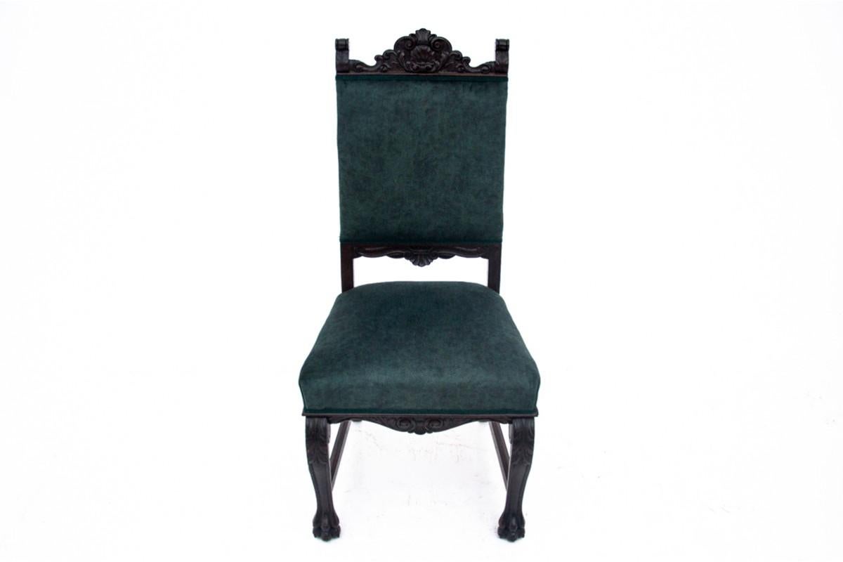 Français Paire de chaises anciennes sur pattes de lion, Europe de l'Ouest, vers 1920. en vente